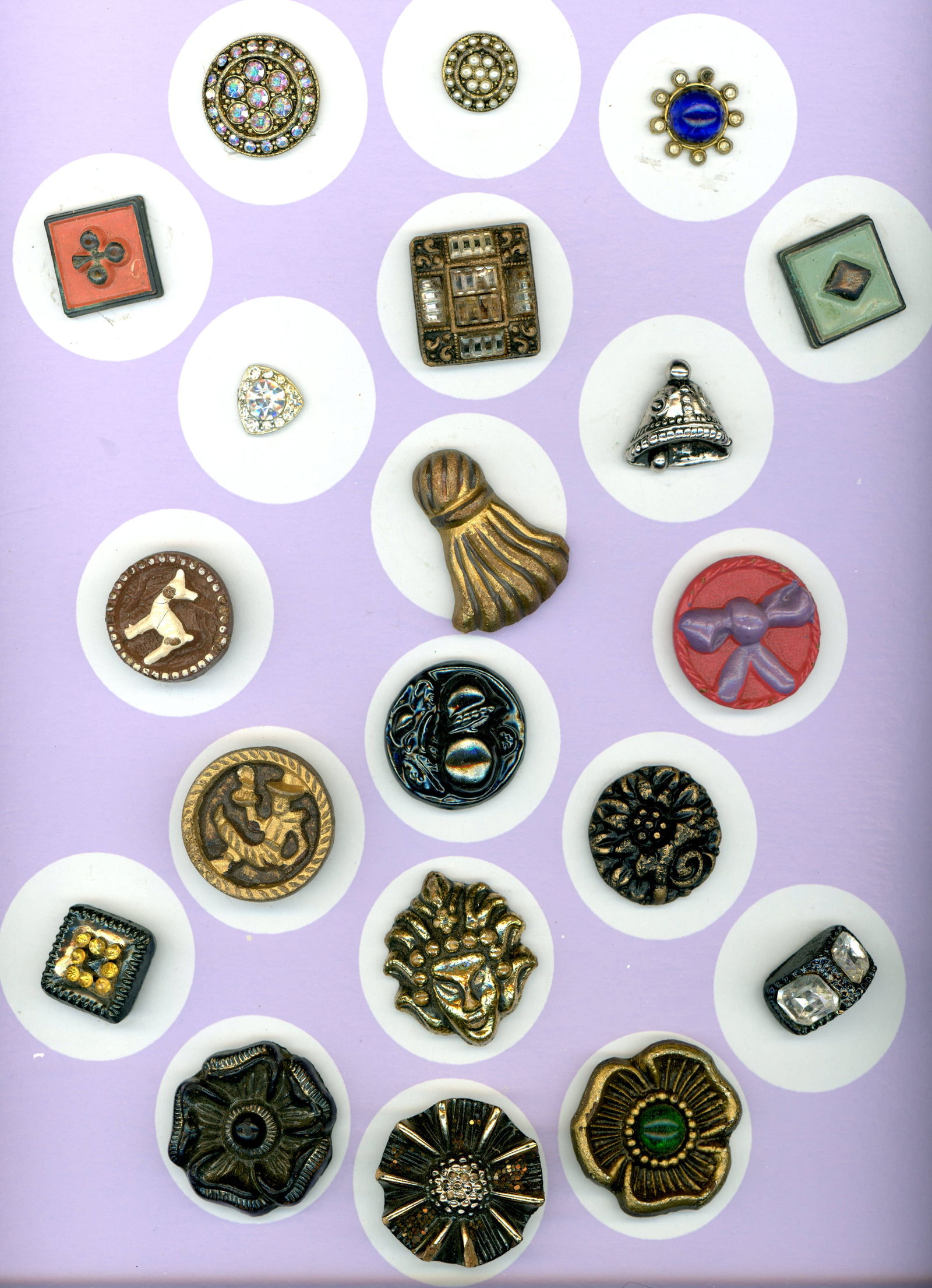 A CARD OF DIVISION THREE ASSORTED MATERIAL BUTTONS: 20 Medium/Large 20th century examples including British Bakelite. This card appears to have British Bakelite examples, maybe acrylic shot, maybe some Ann/Gap, metallic examples, paste jewel examples a