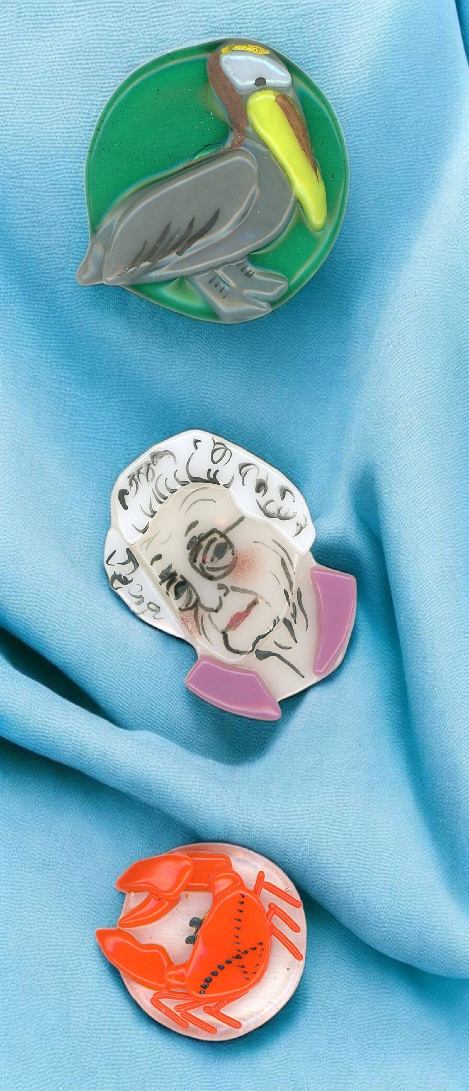 A SMALL CARD OF DIVISION THREE GLASS ARTIST BUTTONS (1 of 5)