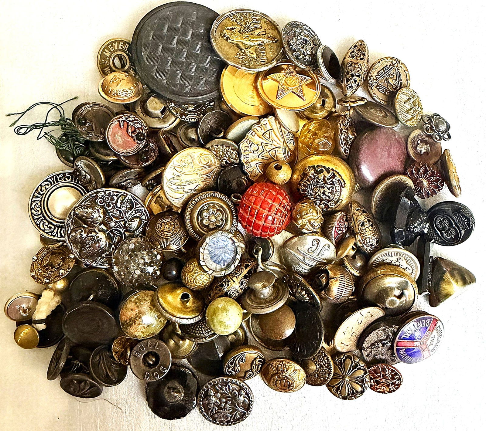 A MIXED BAG LOT OF ASSORTED MATERIAL BUTTONS (1 of 5)