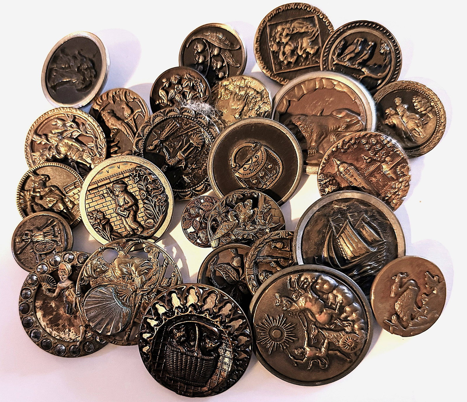A BAG LOT OF DIVISION ONE METAL PICTURE BUTTONS (1 of 4)
