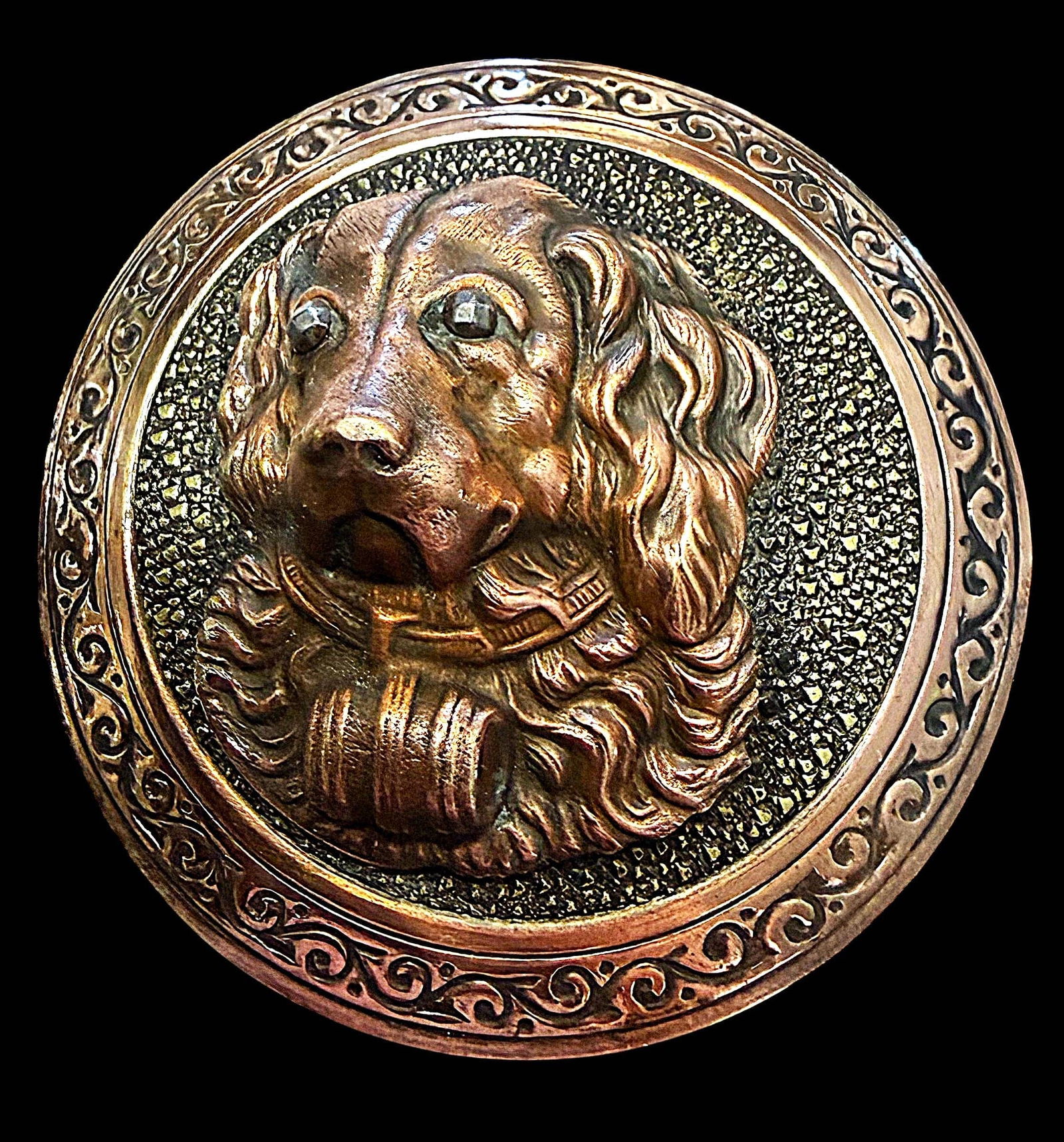 A DIVISION ONE HIGH RELIEF ANIMAL HEAD BUTTON (1 of 3)