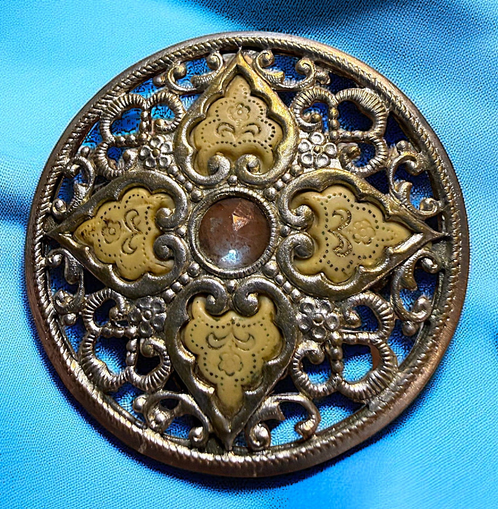 A RARE DIVISION ONE GLASS IN METAL BUTTON (1 of 3)