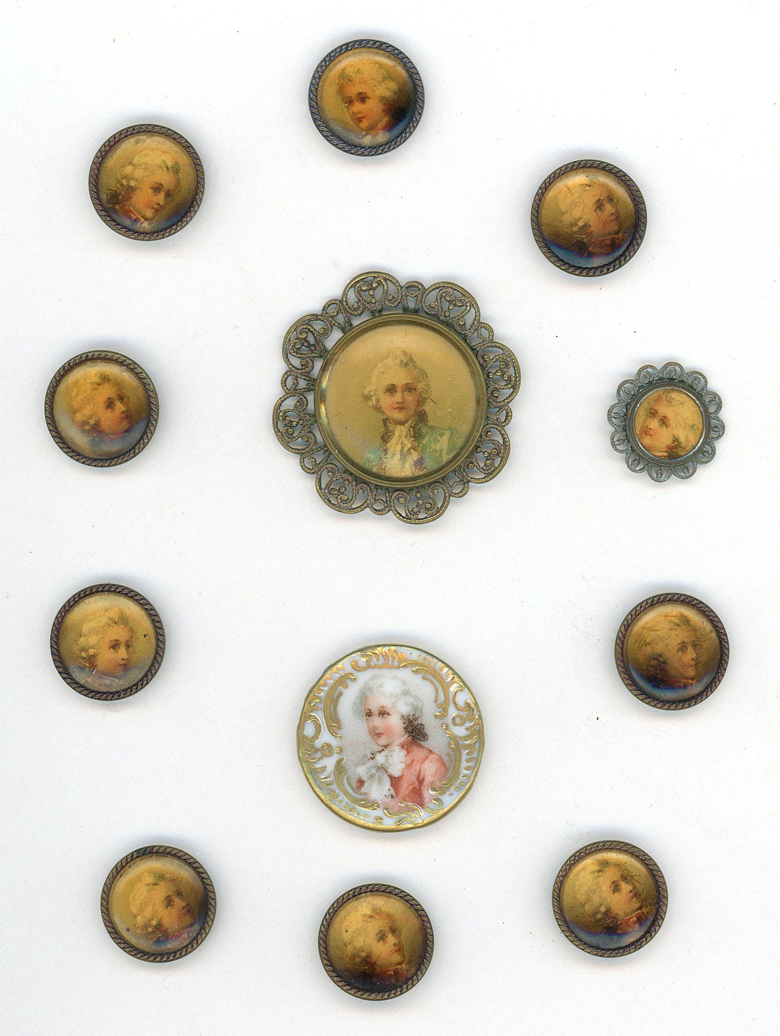 A SMALL CARD OF DIVISION ONE HEAD BUTTONS (1 of 4)