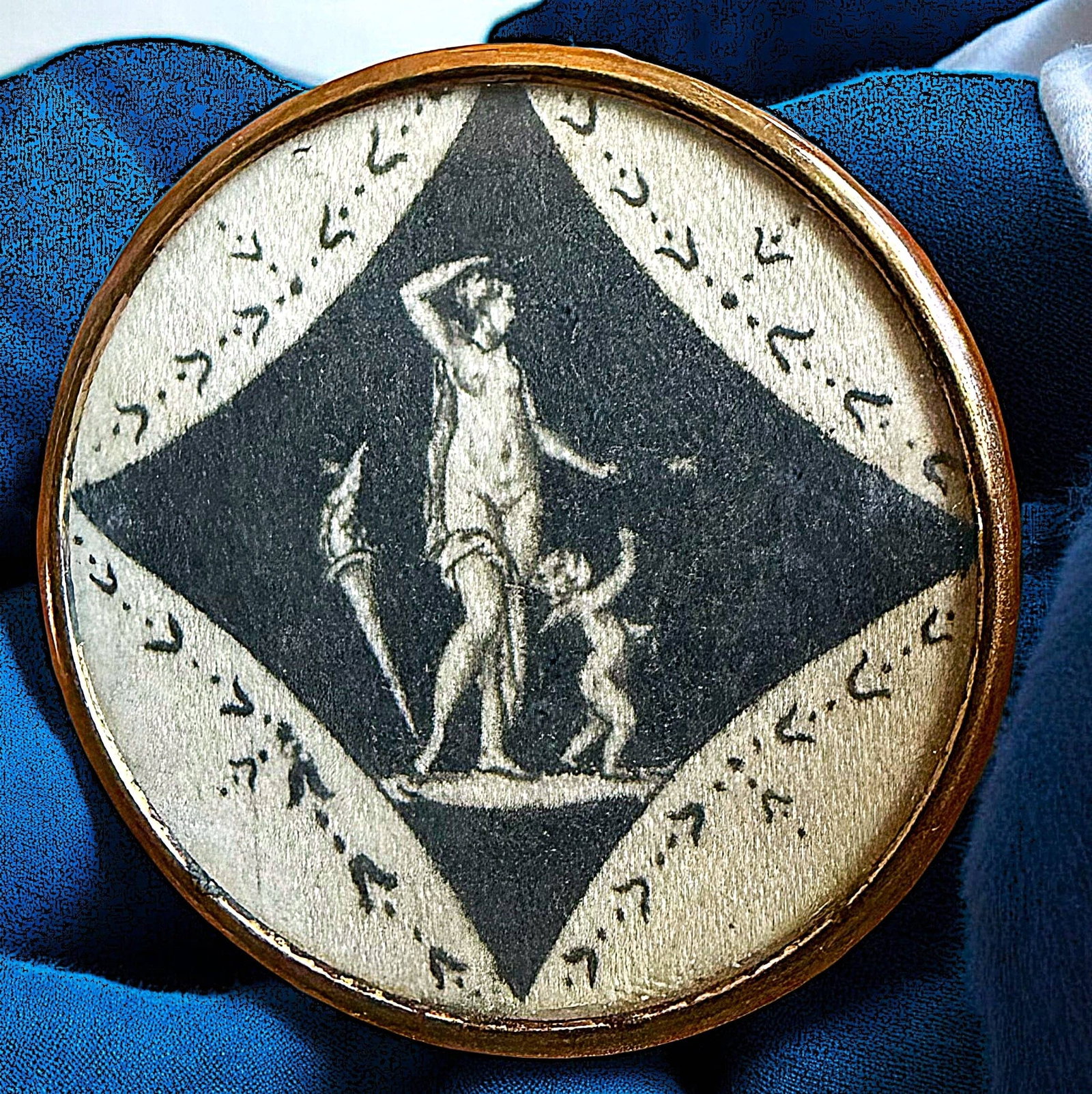 A DIVISION ONE PICTORIAL UNDER GLASS BUTTON: 1 Large 18th C. silk under glass with natural material back. I have always found natural material backs from the 18th century to be so nicely made, however they are few and far between compared to the