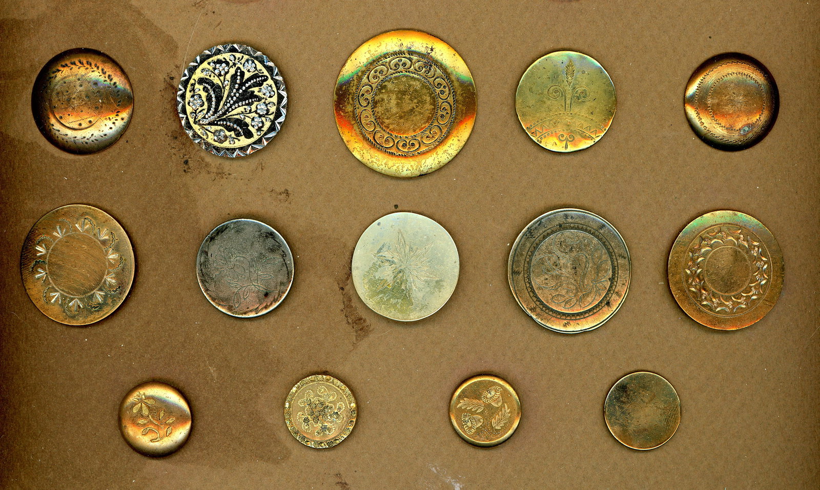 A PARTIAL CARD OF DIVISION ONE ASSORTED METAL BIUTONS (1 of 4)