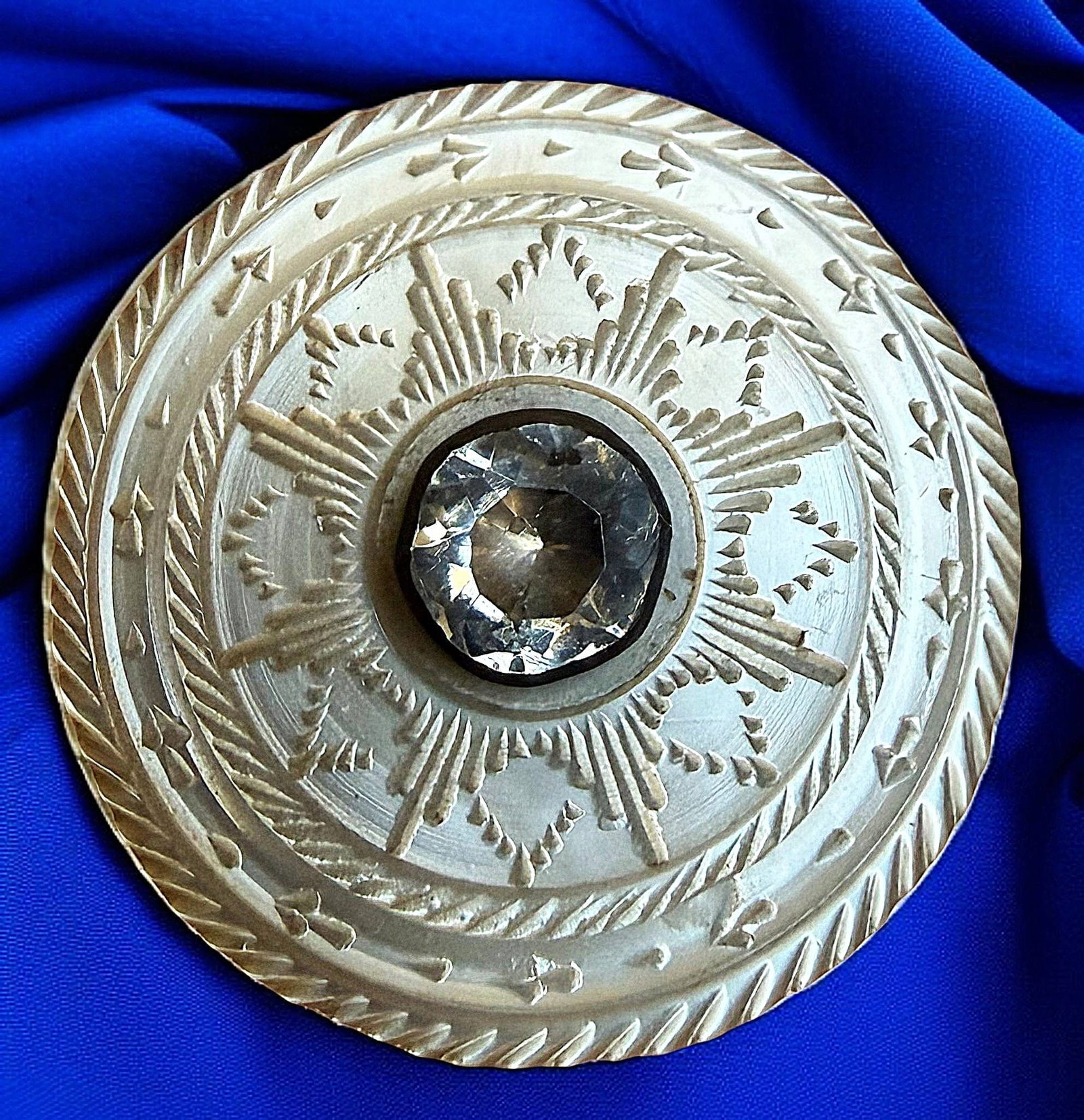 A DIVISION ONE ENGRAVED AND PINSHANKED PEARL BUTTON: 1 Large-Medium 18th century finely crafted example. This intricately crafted example of the 18th century is centered with a multi star pattern design and framed with a multitude of borders. In the cen