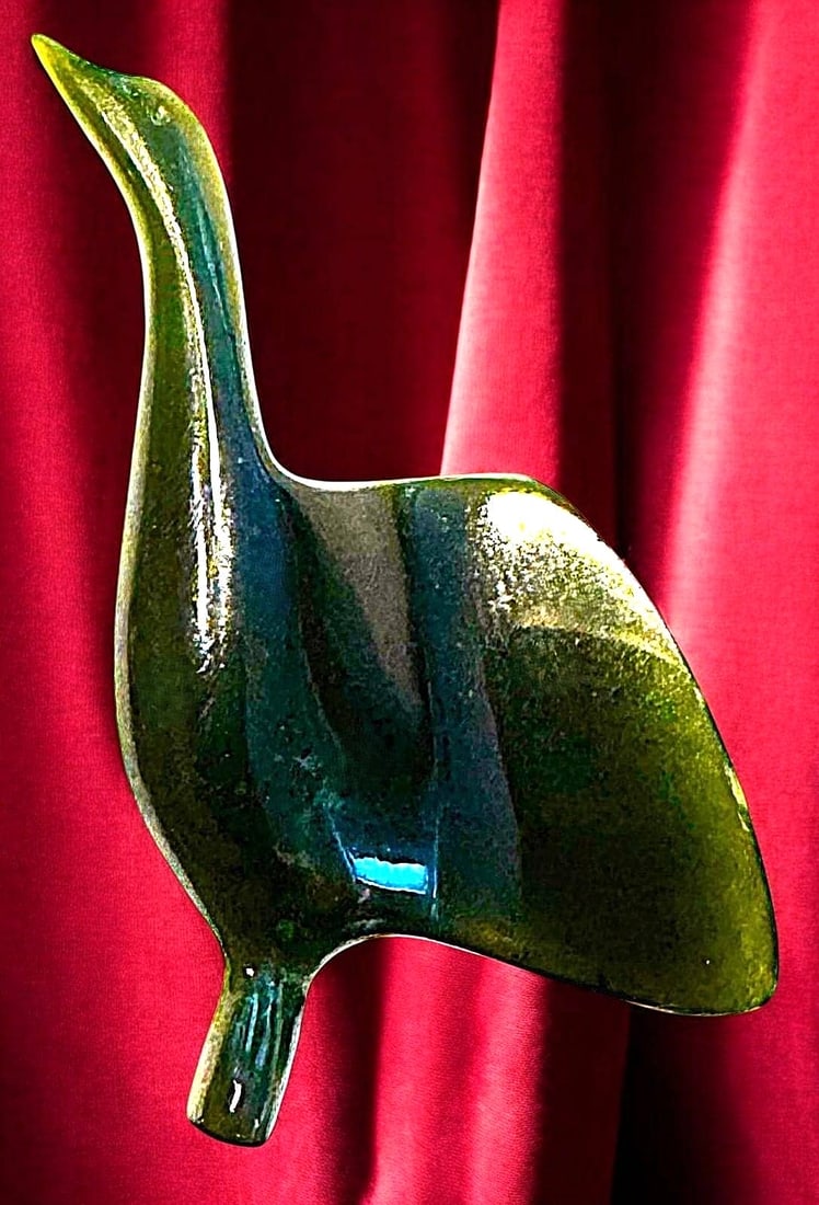 A DIVISION ONE REALISTIC BIRD BUTTON (1 of 3)