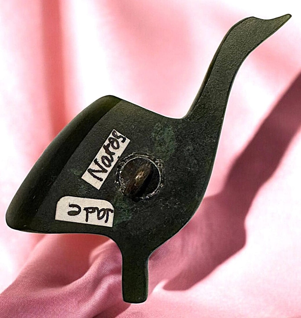 A DIVISION ONE REALISTIC BIRD BUTTON - 3