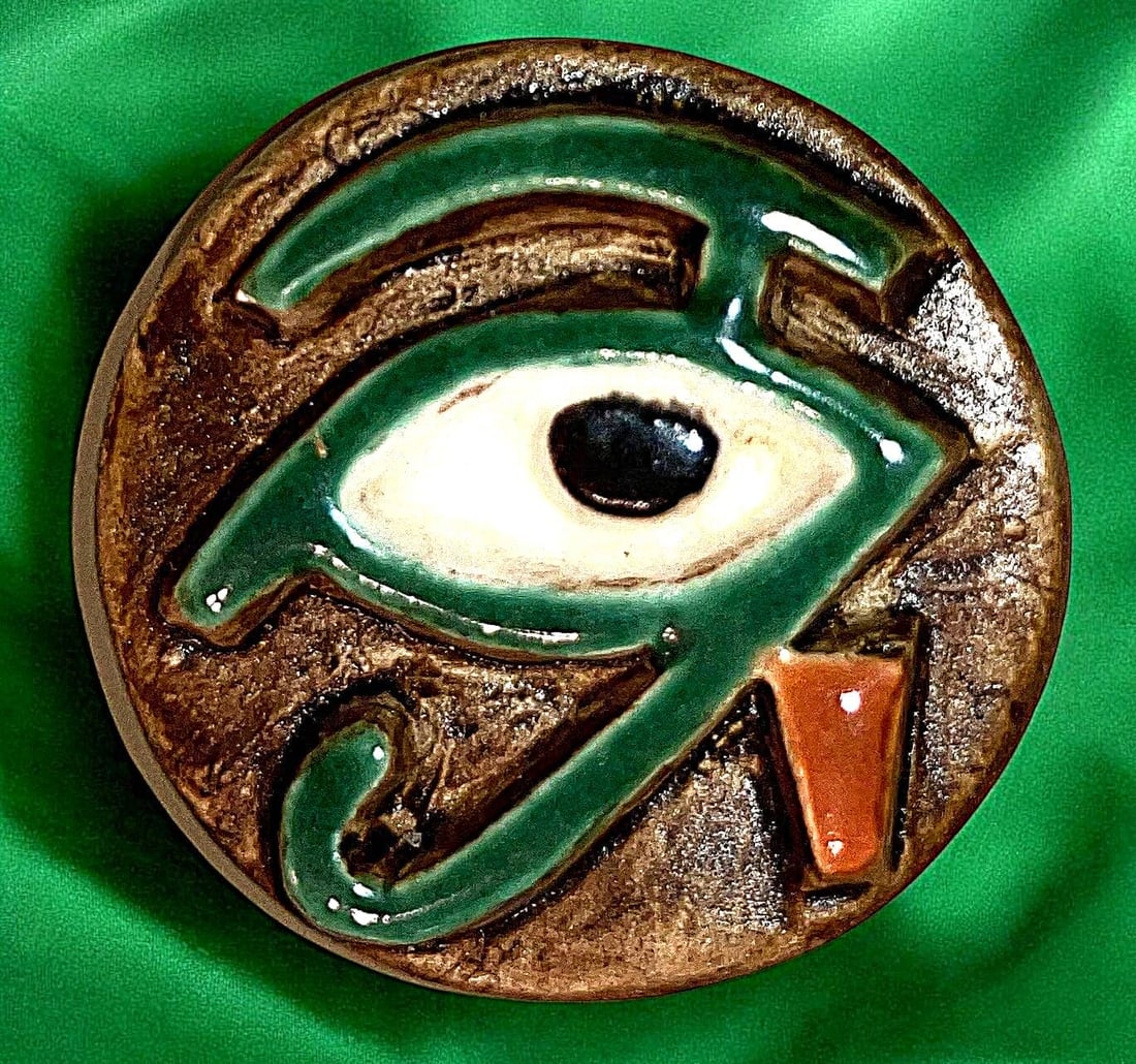 A DIVISION THREE PICTORIAL CERAMIC BUTTOIN: 1 Large Medium 20th century realistic Sammoth Pottery example. These fun buttons have become quite the rage in recent years. They are pottery buttons from the Sammoth Pottery company in California wit