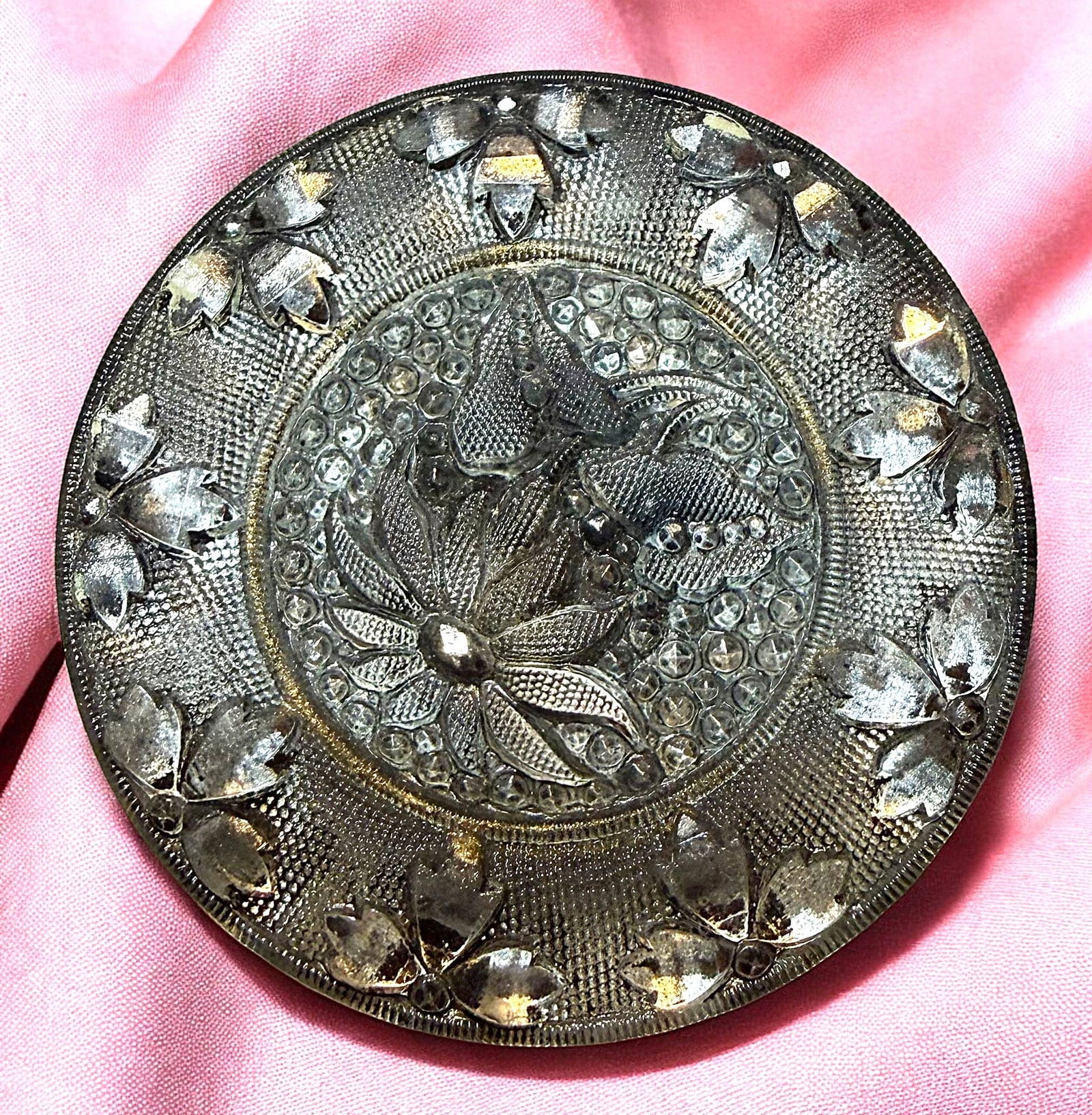 A DIVISION ONE PICTORIAL LACY GLASS BUTTON: 1 Large 19th century floral example. This is a beautiful pictorial button that is desirable among collectors. This floral design is beautifully detailed. DimensionsSM=Less than 3/4", Medium=3/4" to
