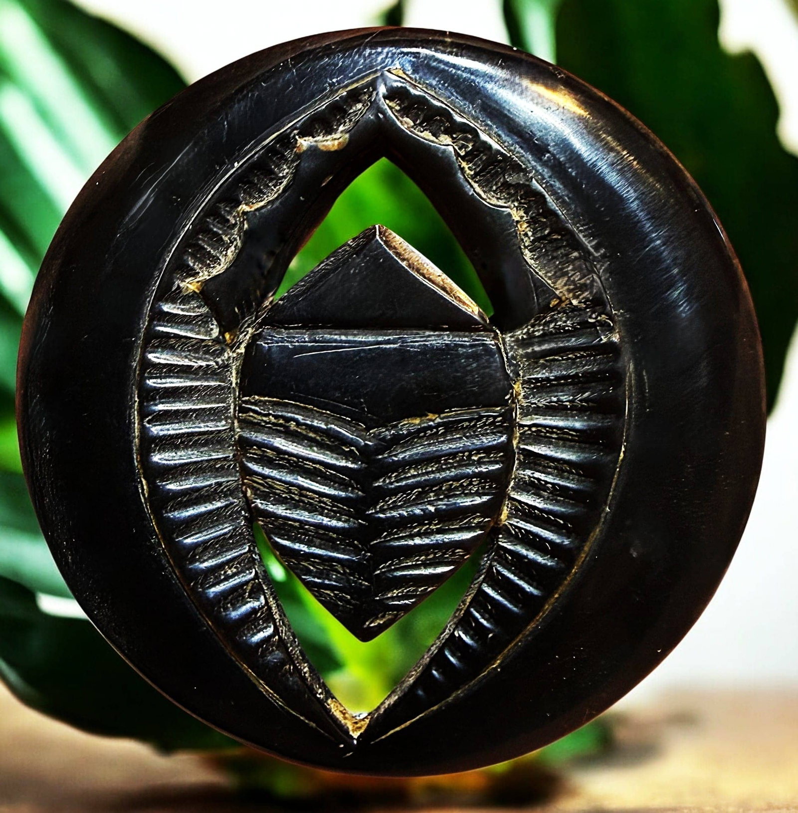 A DIVISION ONE FRENCH DESIGNER PICTORIAL BUTTON (1 of 2)