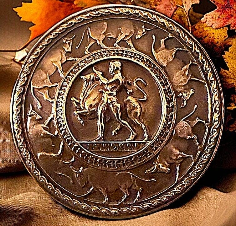 AN INCREDIBLE DIVISION ONE PICTORIAL BUTTON: 1 Extra Large late 19th century low relief animal example. Here is a really cool button. The central design is bordered with three different borders with the middle border depicting 6 bulls. A very fi