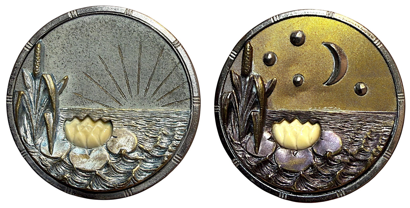 A RARE PAIR OF DIVISION ONE PICTORIAL BUTTONS (1 of 4)