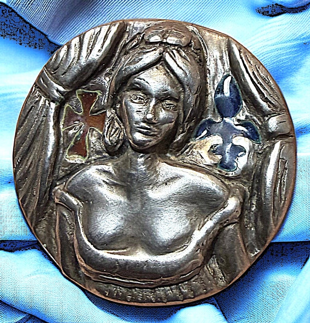 A DIVISION ONE SILVER AND ENAMEL FIGURAL BUTTON: 1 Large early 20th century 2 color Plique a Jour example. Here is a beautifully detailed solid silver relief figural button of a women which is accented on either side of her with wo sections, one