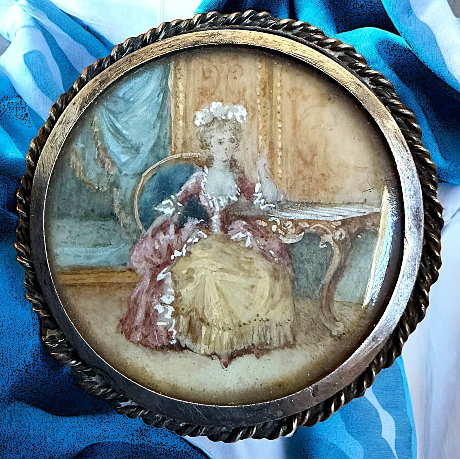 A DIVISION ONE DETAILED SCENE UNDER GLASS BUTTON: 1 Medium size 19th century interior scene hand painted button. The detail in this example is quite exceptional along with the beautiful colors the artist chose to create with. The scene shows an 18th