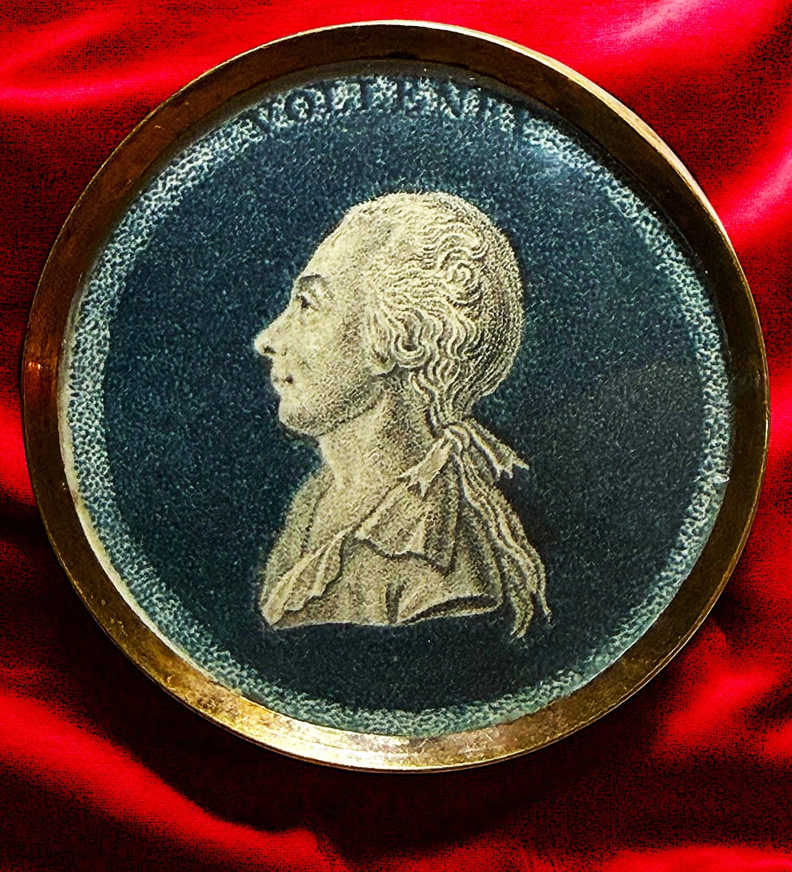 A DIVISION ONE UNDER GLASS FIGURAL BUTTON: 1 Large 18th century engraving on paper with the name Volney. This detailed button is engraved on paper and set under glass with a copper rim and tin back and found in very fine condition. The profile