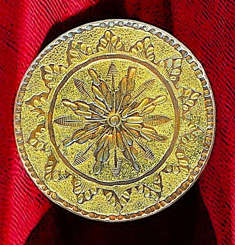 A DIVISION ONE COPPER PATTERNED BUTTON: 1 Medium 18th century beautifully gilded pattern example. This lot is for a wonderful multi pointed star design on a brilliant gilded copper of the 18th century. The fine detail and the wonderful gold