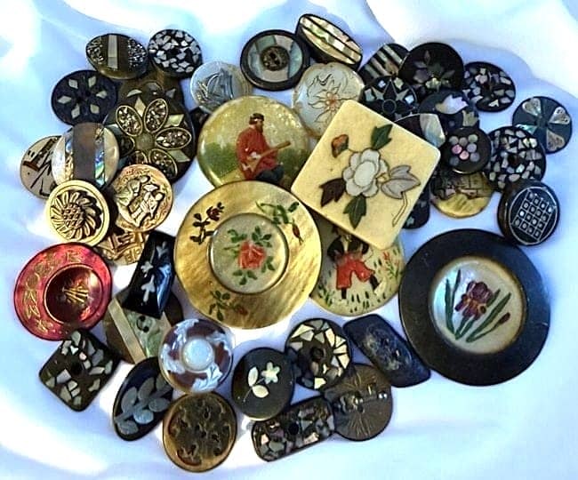 A BAG LOT OF PEARL & NATURAL MATERIAL RELATED BUTTONS: This selection of 19th/20th century examples includes a Shibayama. The button in this bag are related in the sense that many are inlayed with pearl some are hand painted pearl in metal and so on.