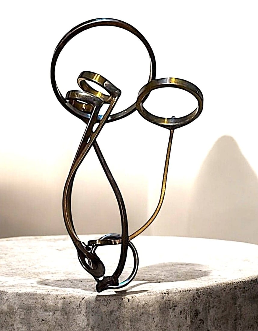 A COVETED ITEM BY BUTTON COLLECTORS WORLDWIDE: 1 Very ELUSIVE Button measure, the Linley Example. That's right this is the measure that all button collectors guard at all costs as they are no longer available since Phil Linley passed away. How muc