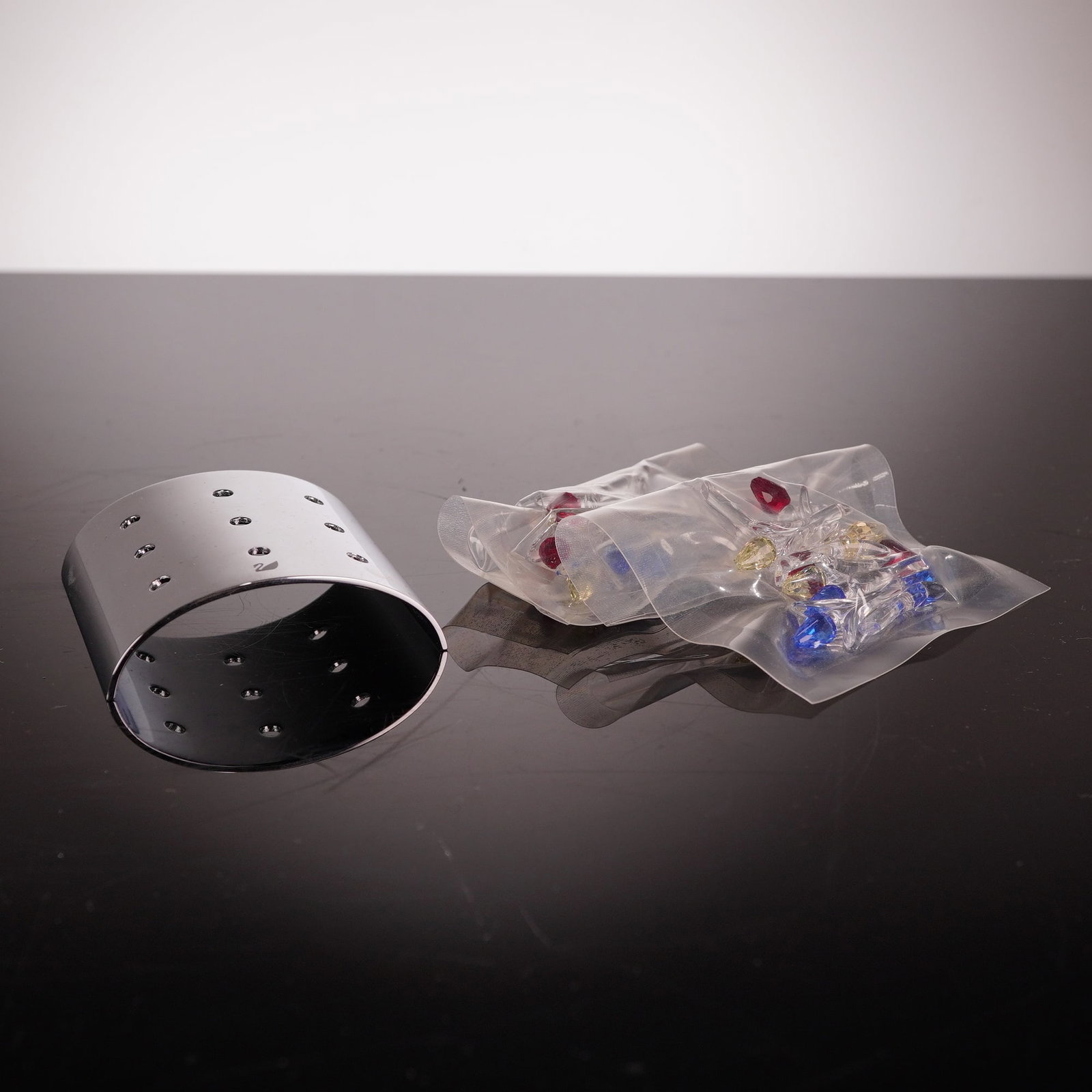 Two Sealed Packs of Swarovski 2002-2004 Renewal Gift Mini Tulips and One Display Stand (1 of 4)