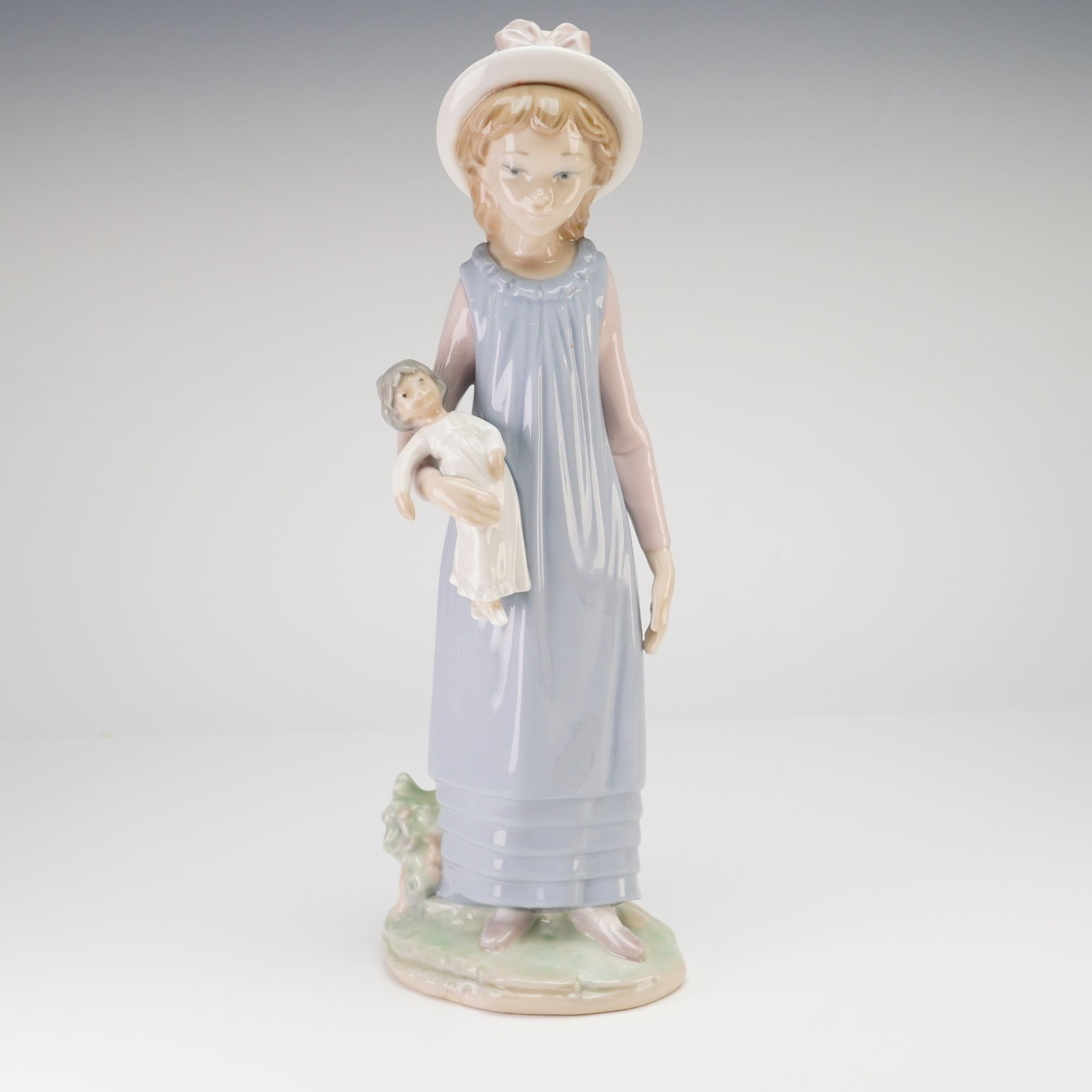 Lladro, Belinda with Her Doll Figurine 1005045 (1 of 3)