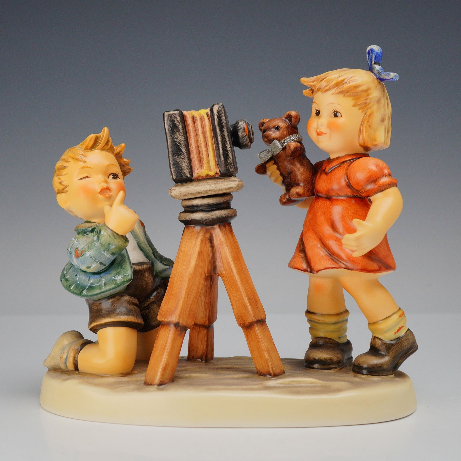 Goebel M.I. Hummel Figurine, Camera Ready (Schnappschuss) (1 of 3)