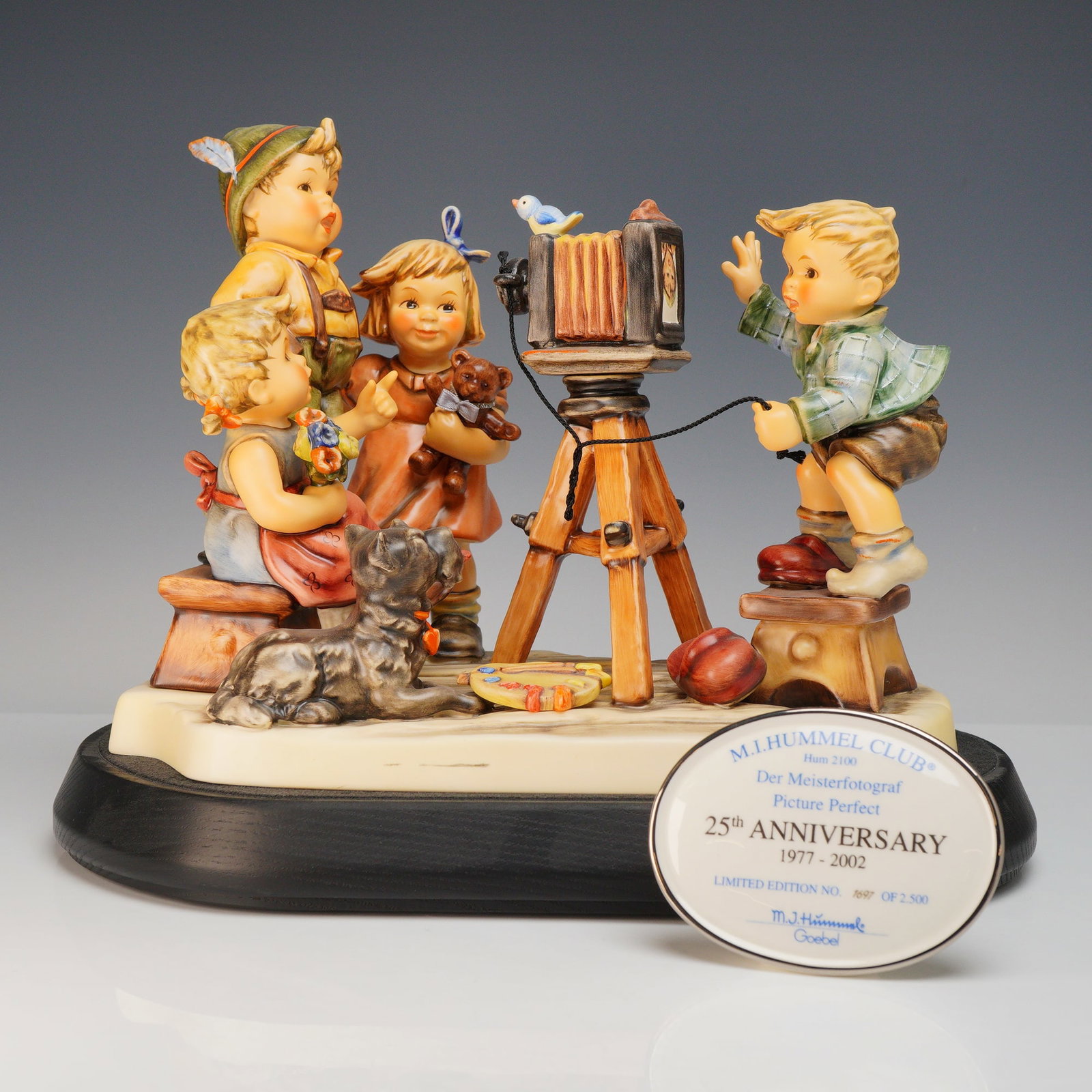 Goebel M.I. Hummel Picture Perfect Figurine, Hum 2100 (1 of 3)
