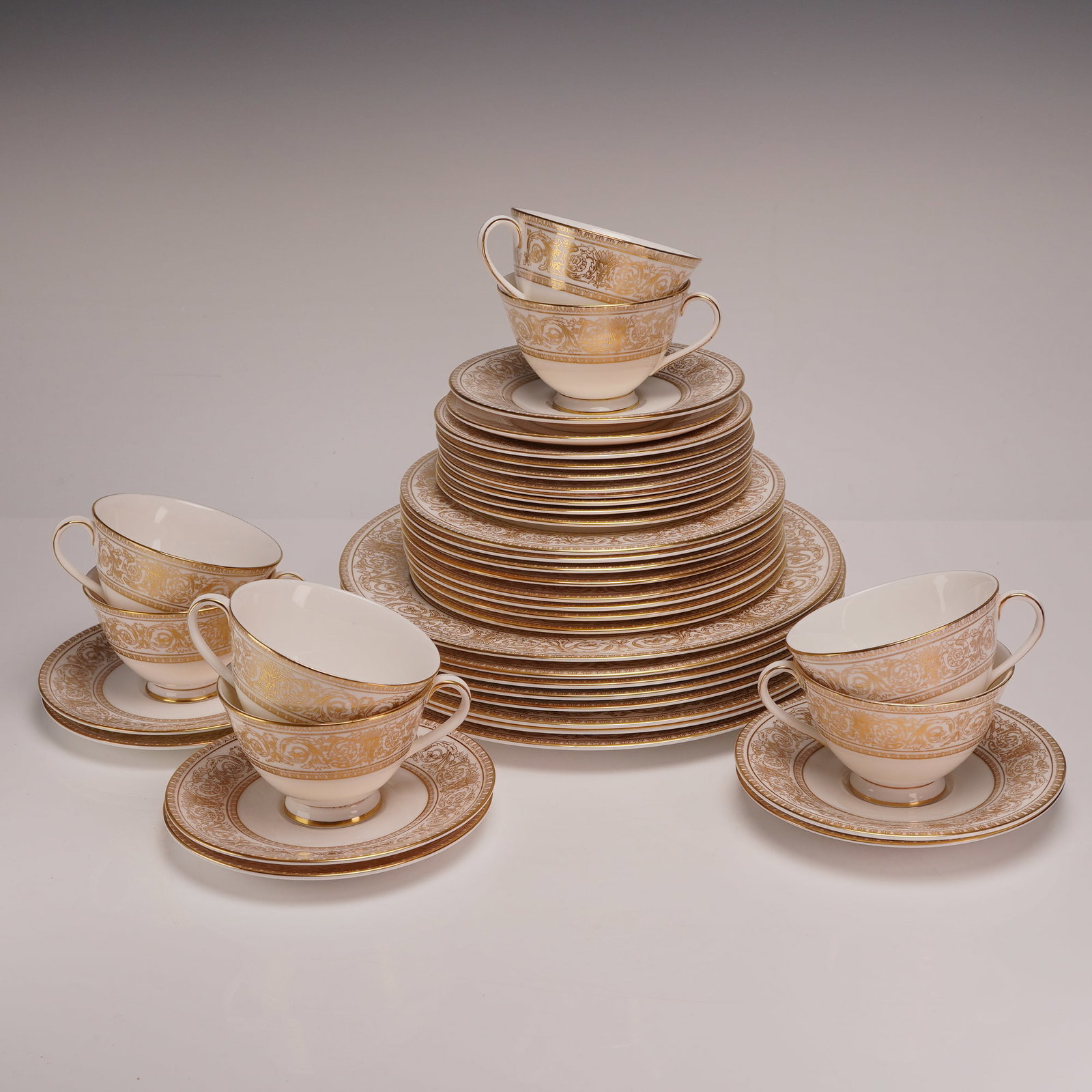 40-Piece Royal Doulton Sovereign Pattern Fine Bone China Dinner Service (1 of 3)