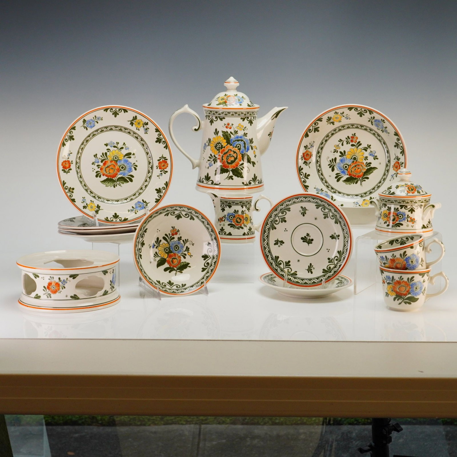 15pc Villeroy and Boch Alt Amsterdam Vitro-Porzellan Coffee and Tea Service: This 15pc service is manufactured by Villeroy and Boch in the Alt Amsterdam pattern. The set is constructed from Vitro-Porzellan, a vitreous porcelain. The decoration consists of multi-color transfer-