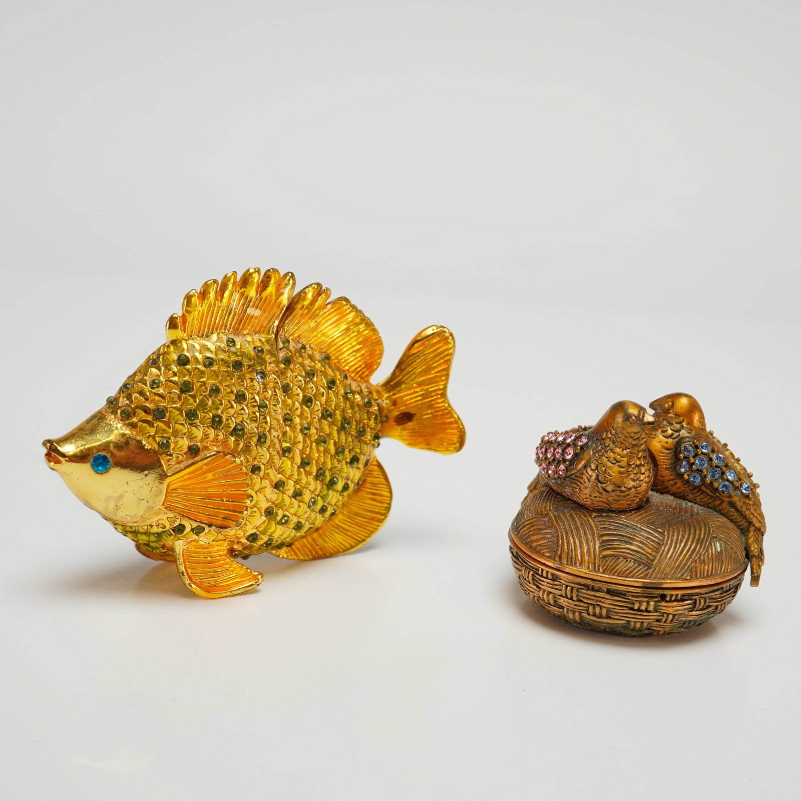 A Set of 2 Collectible Animal Trinket Boxes Including a Berebi Limited Edition Bird Motif and a: This lot consists of two collectible animal-themed metalware pieces. The first is a Berebi limited edition makeup powder container or trinket box featuring two birds perched on a woven basket-style ne