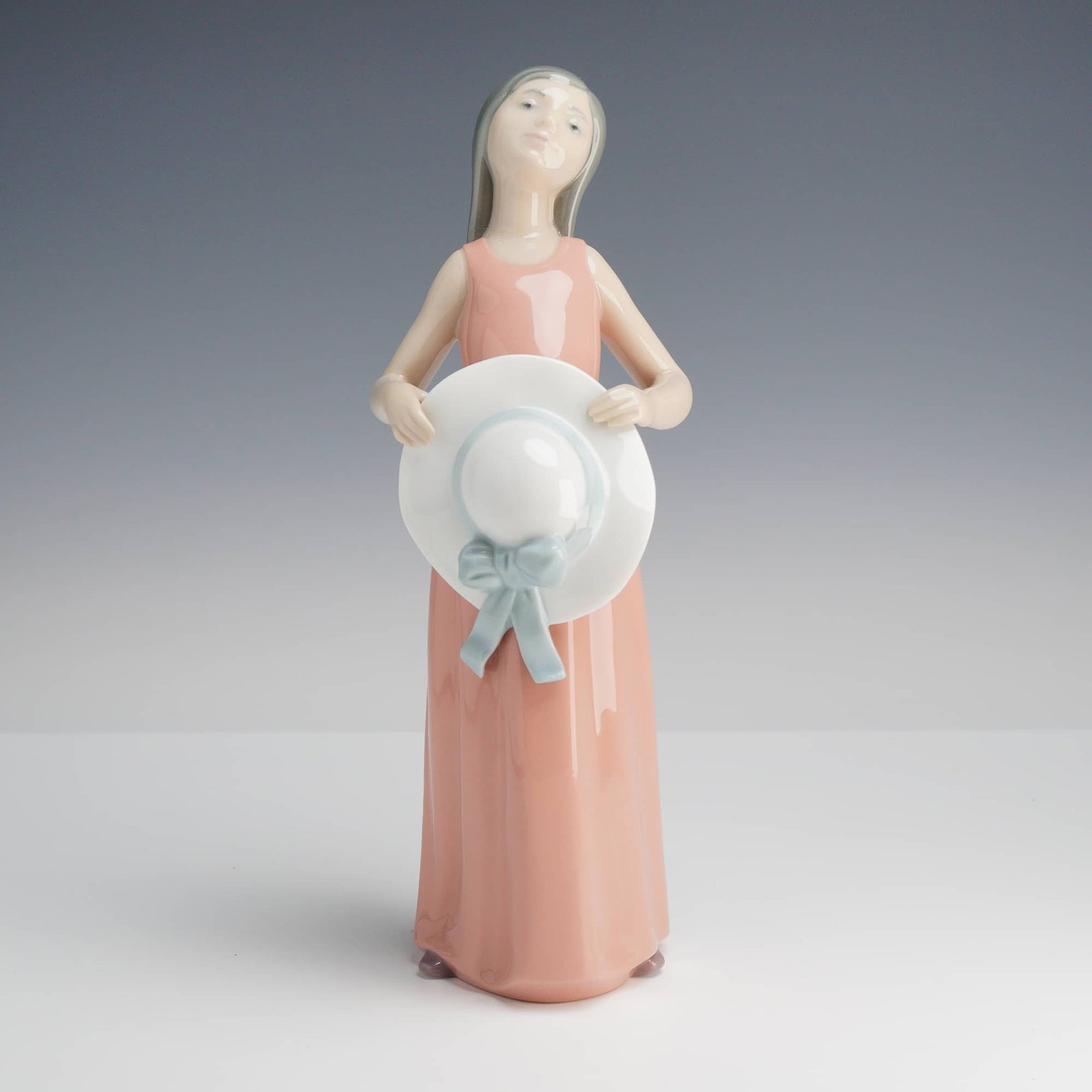 Lladró, The Dreamer #5008: This is a fine porcelain figurine from the renowned Spanish manufacturer, Lladró. Titled "The Dreamer" (model #5008), also known as "Pamela Plantada," this piece was designed by sculptor Vicente Mart