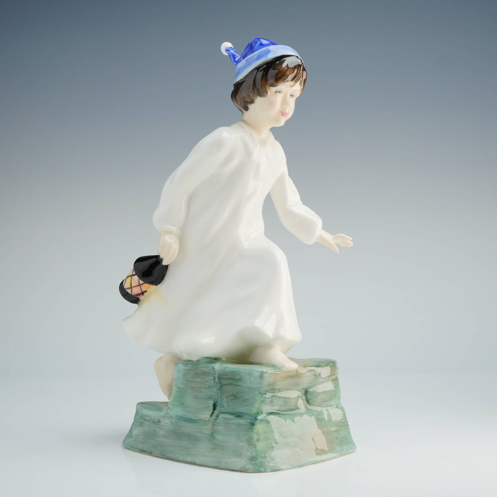 Royal Doulton Nursery Rhymes Figurine Wee Willie Winkie HN3031 (1 of 4)