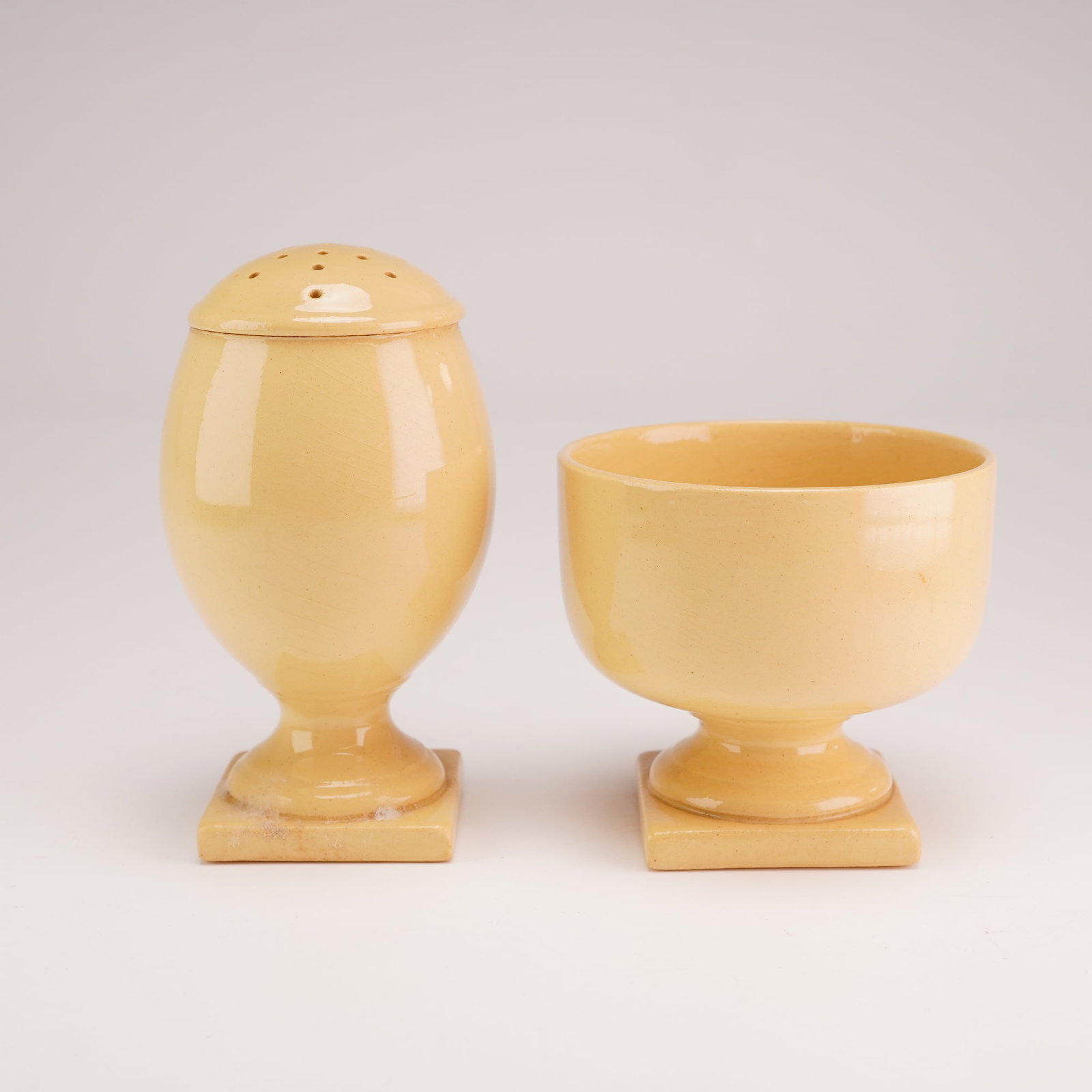 A Pair of Wedgwood Yellow Glaze Footed Tableware Items (1 of 3)