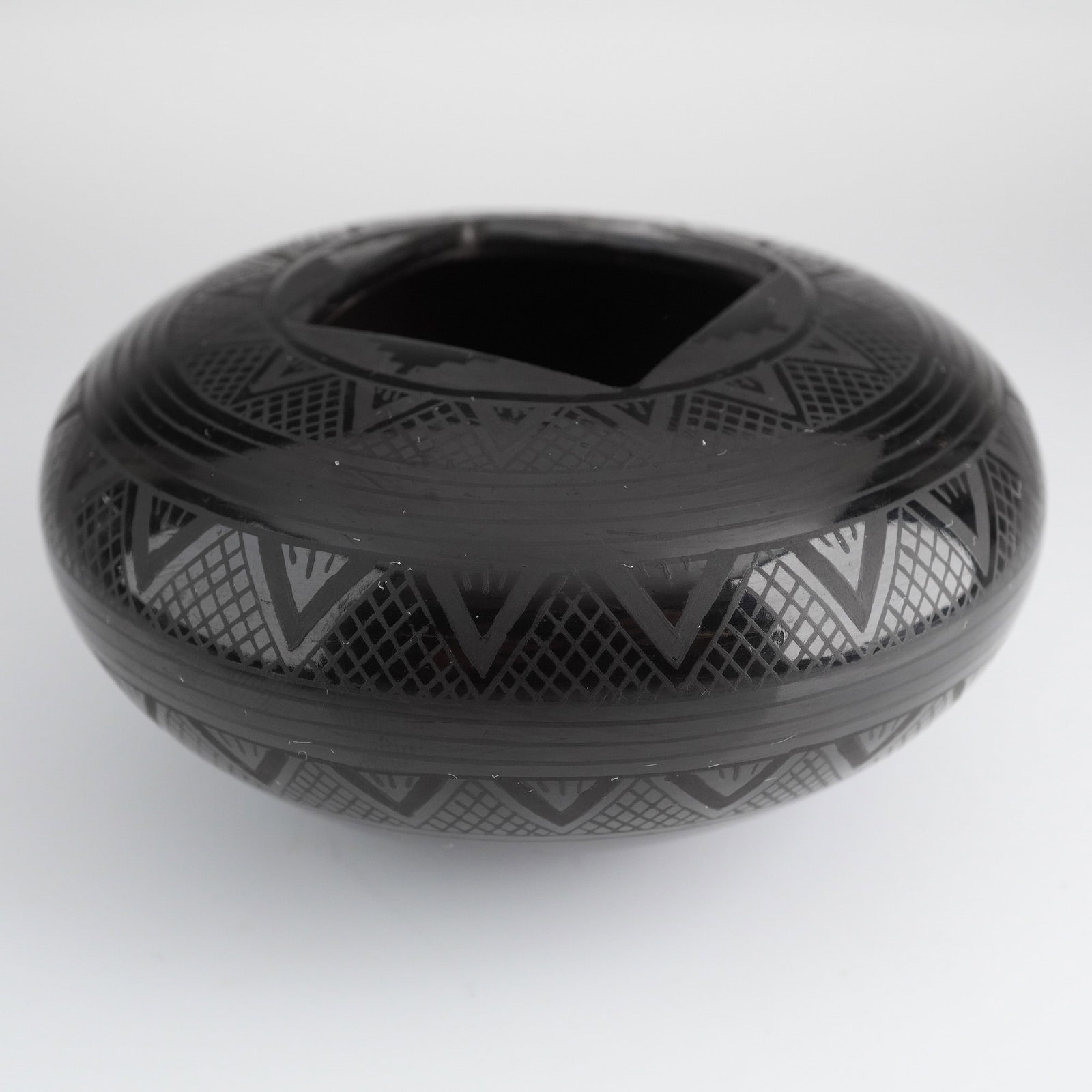Mata Ortiz Blackware Etched Seed Pot Signed Ruben Rodriguez (1 of 5)