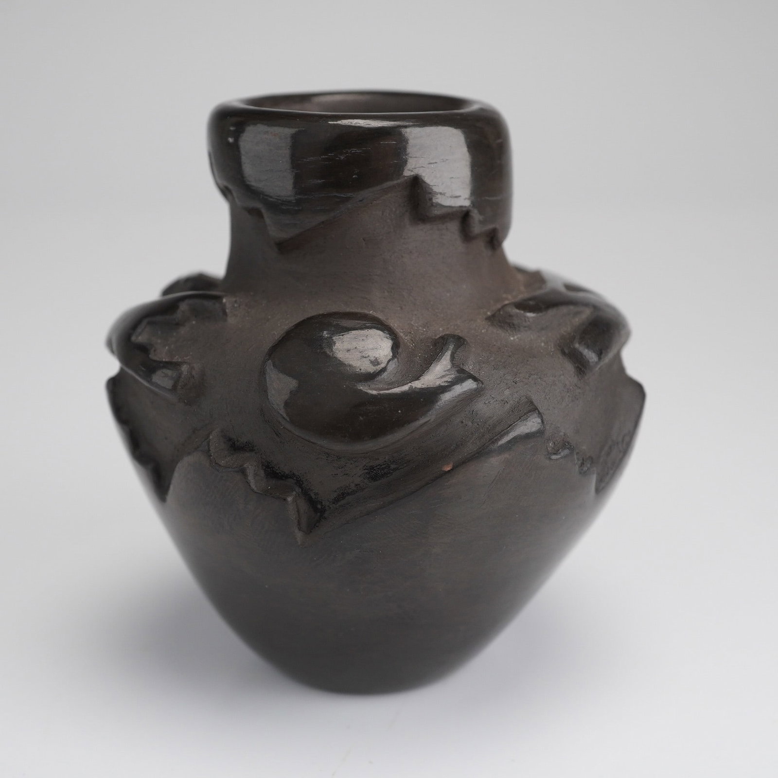 Santa Clara Pueblo Blackware Mini Jar, Eckleberry (1 of 5)