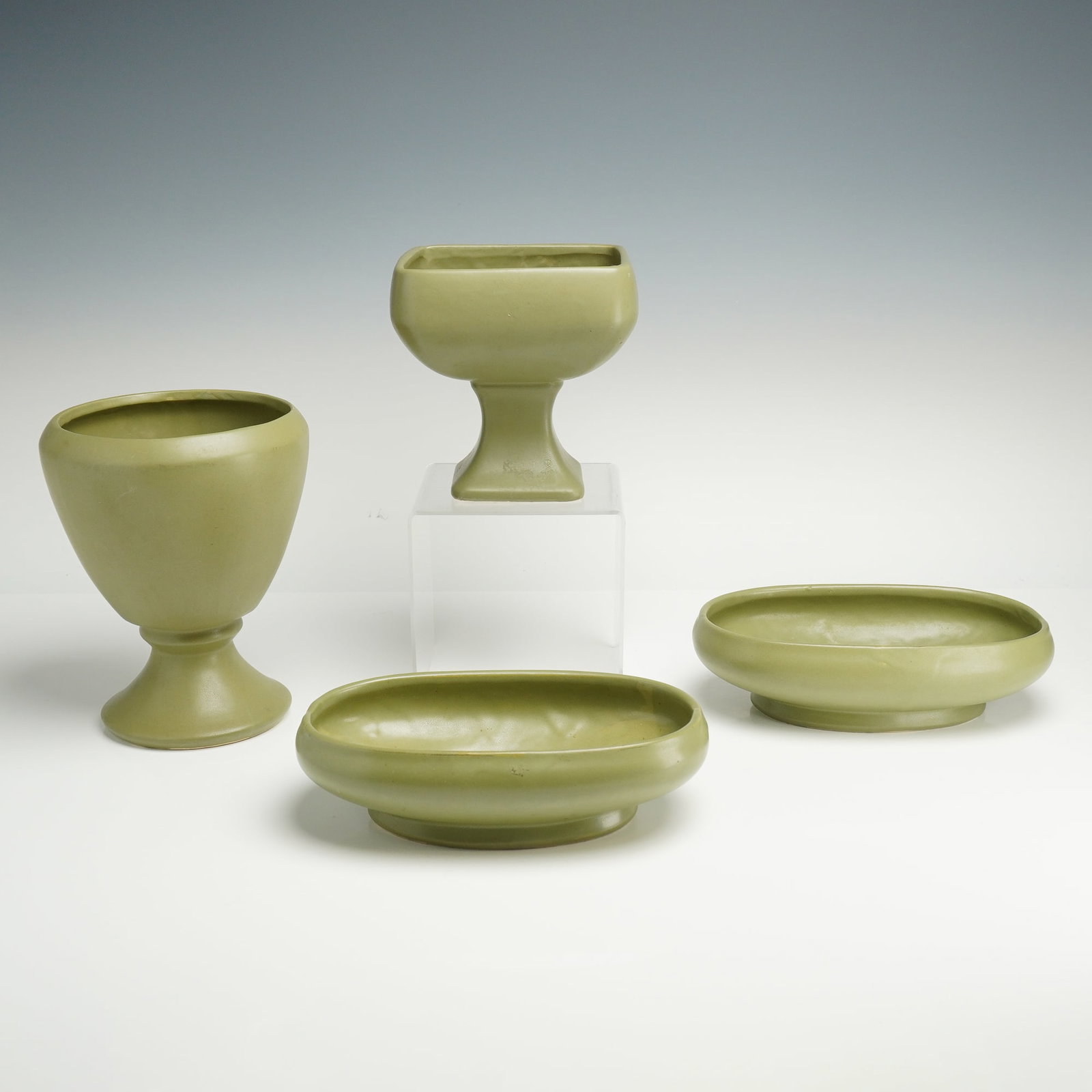 A 4pc McCoy Floraline Olive Green Pottery Vase and Bowls (1 of 3)