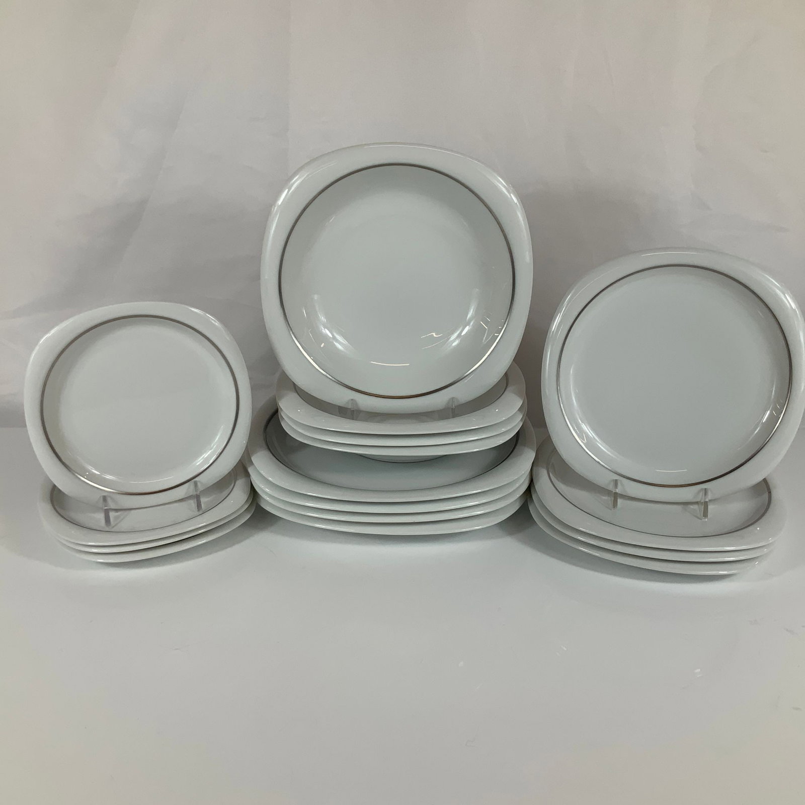 16 Piece Rosenthal Studio-Linie Suomi Lanka Platinum Band Porcelain Dinnerware Set (1 of 3)