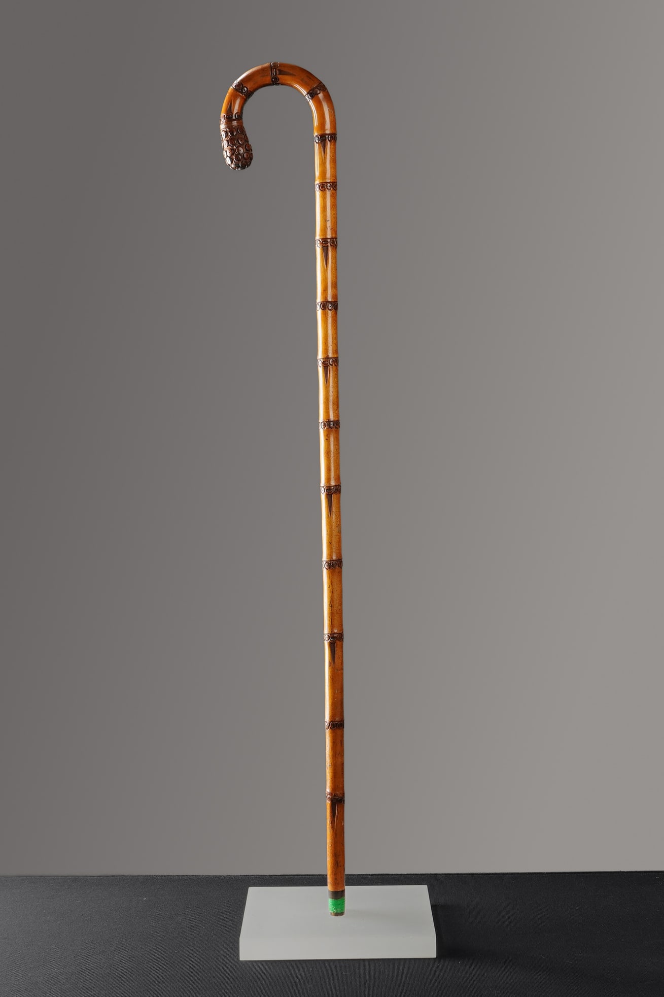 Gentlemen's Crook Handle Carved Bulb Nose Walking Stick (1 of 4)