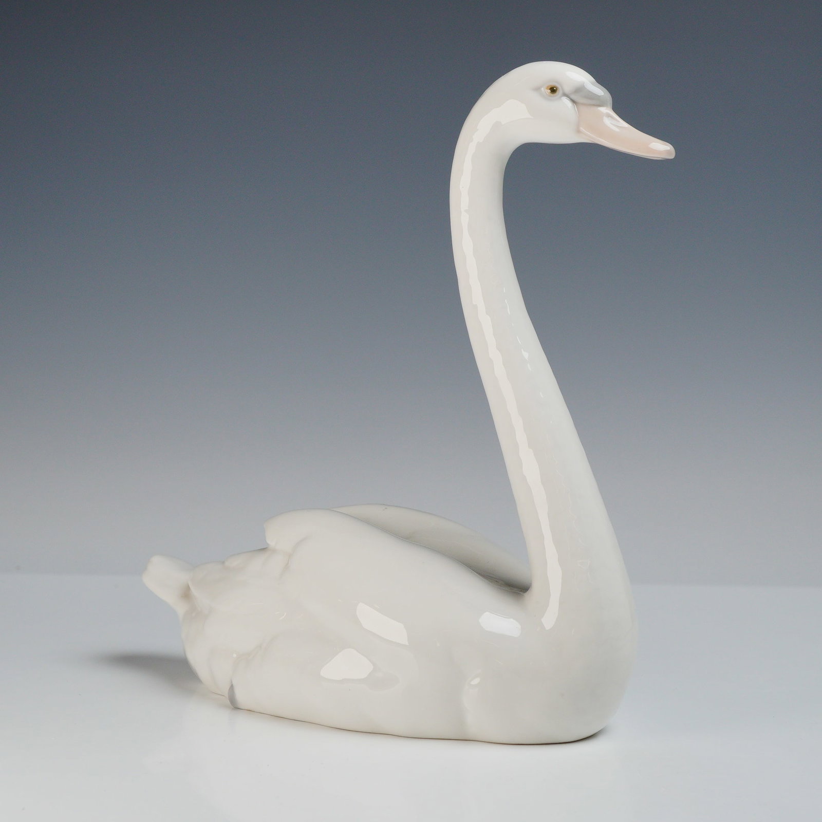 Lladro Glazed Porcelain Graceful Swan Figurine, Model 5230 (1 of 3)