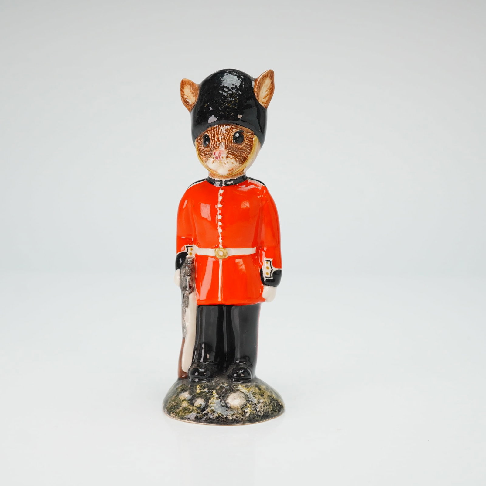 Royal Doulton Bunnykins Figurine Guardsman DB127 (1 of 3)