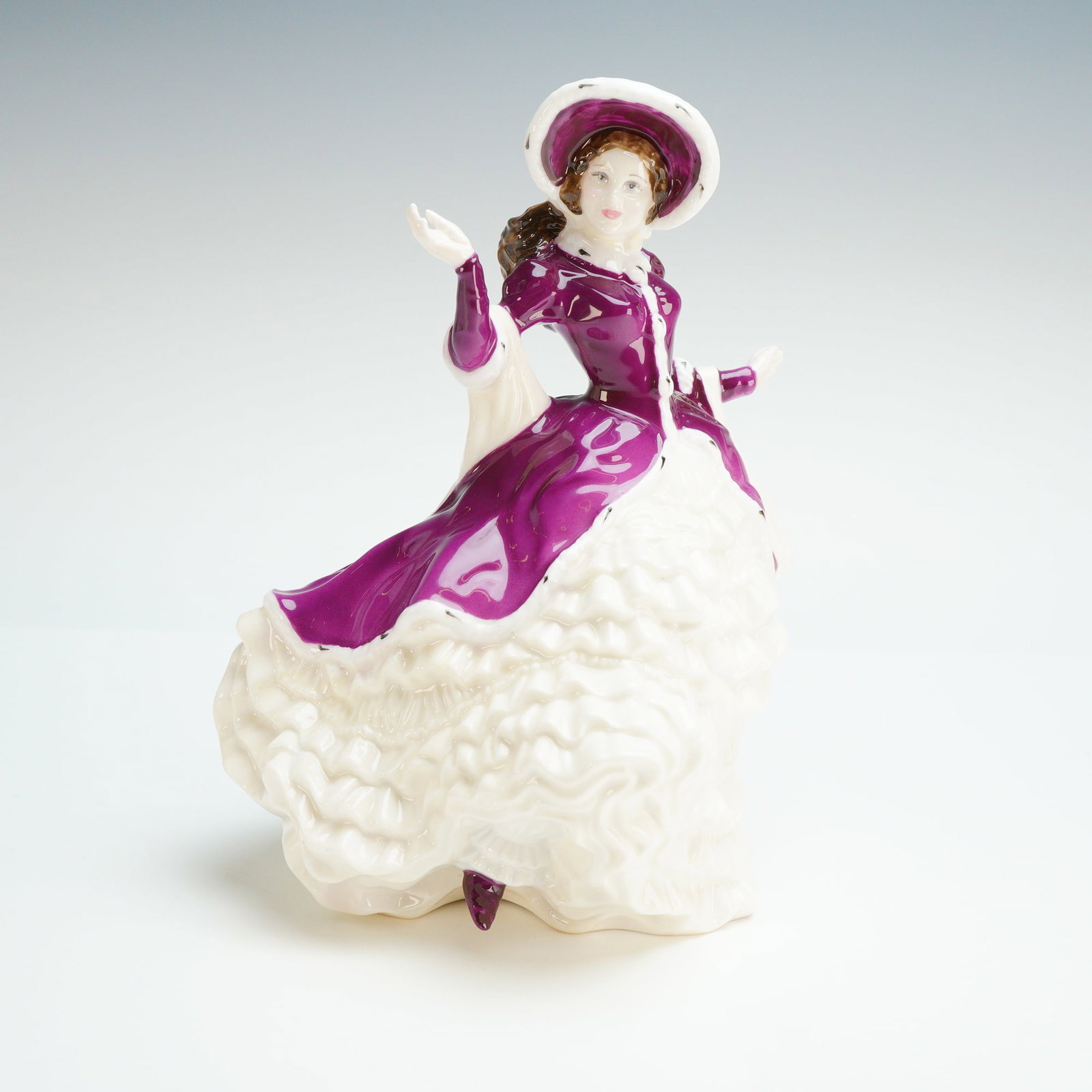 Royal Doulton Figurine Christmas Day 2004 HN4558 (1 of 3)