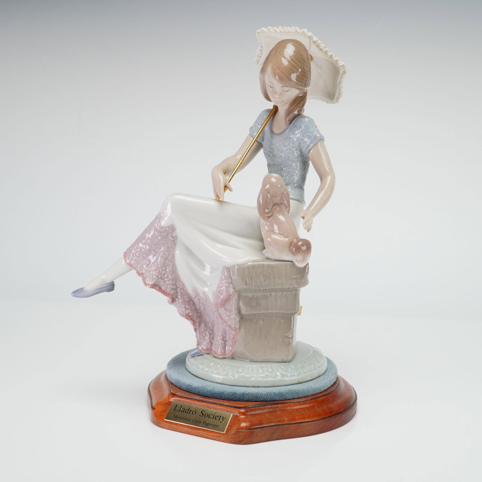 Lladro Porcelain Figurine, Picture Perfect 7612 with Box and Stand (1 of 4)