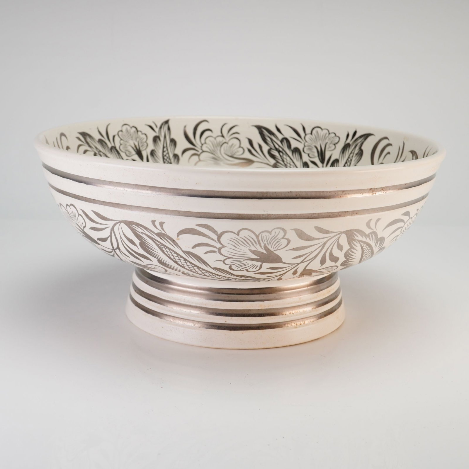 Wedgwood & Barlaston Creamware Bowl with Silver Floral Design: A refined Wedgwood & Barlaston creamware bowl featuring an elegant silver floral design. This classic example of mid'20th'century English craftsmanship showcases the brand's signature cream'toned eart