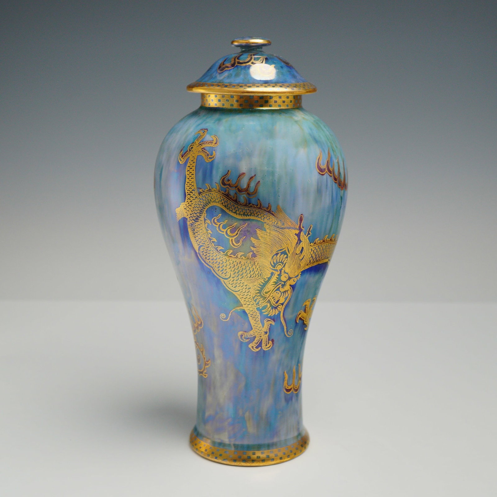 Wedgwood Dragon Lustre Porcelain Lidded Vase Z4829 (1 of 3)