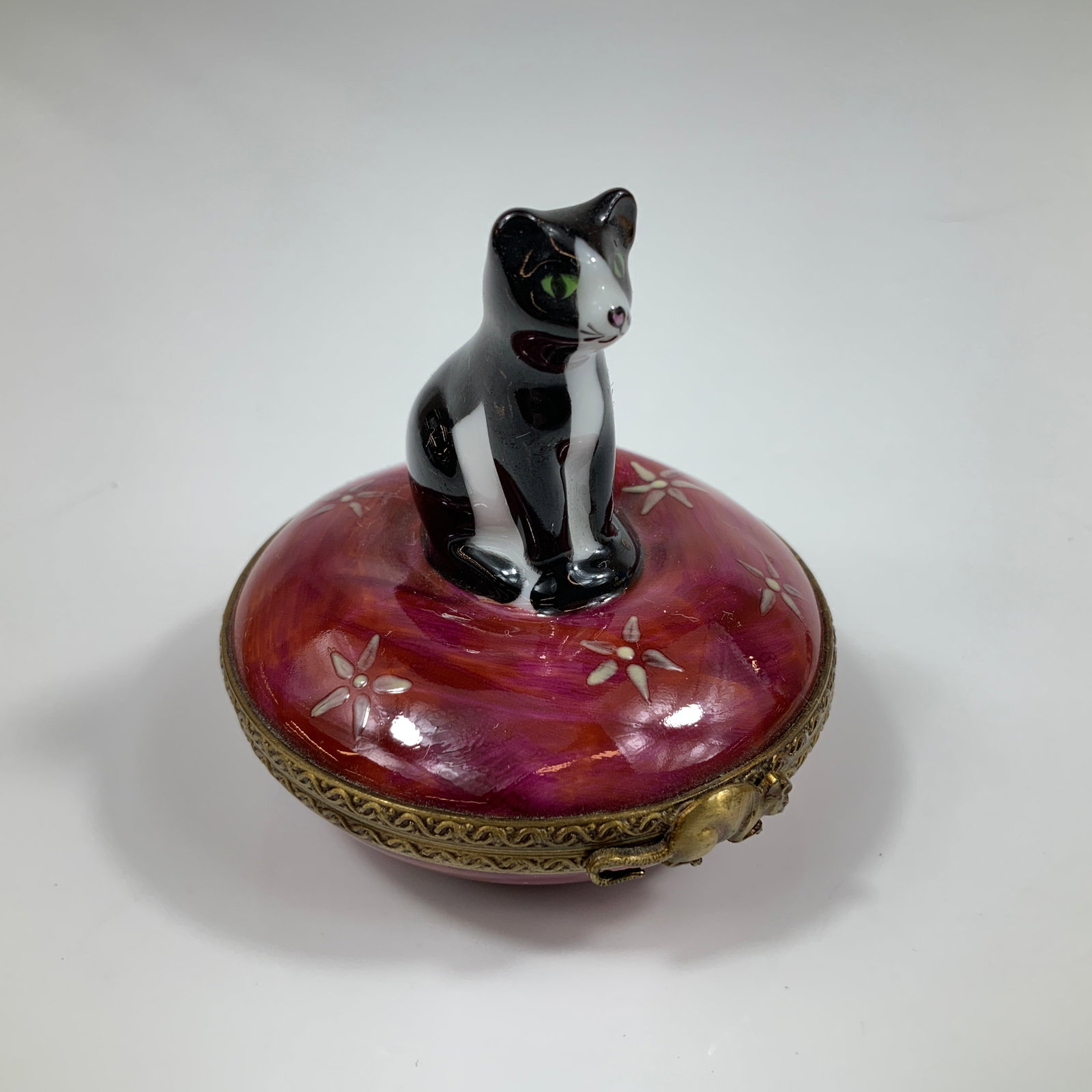 Dubarry Limoges Black and White Cat Trinket Box with Mouse: Produced by Dubarry in the Limoges region of France, this vintage hand-painted porcelain trinket box features a black and white bat with green eyes and a pink nose surmounting a domed lid. The exterio