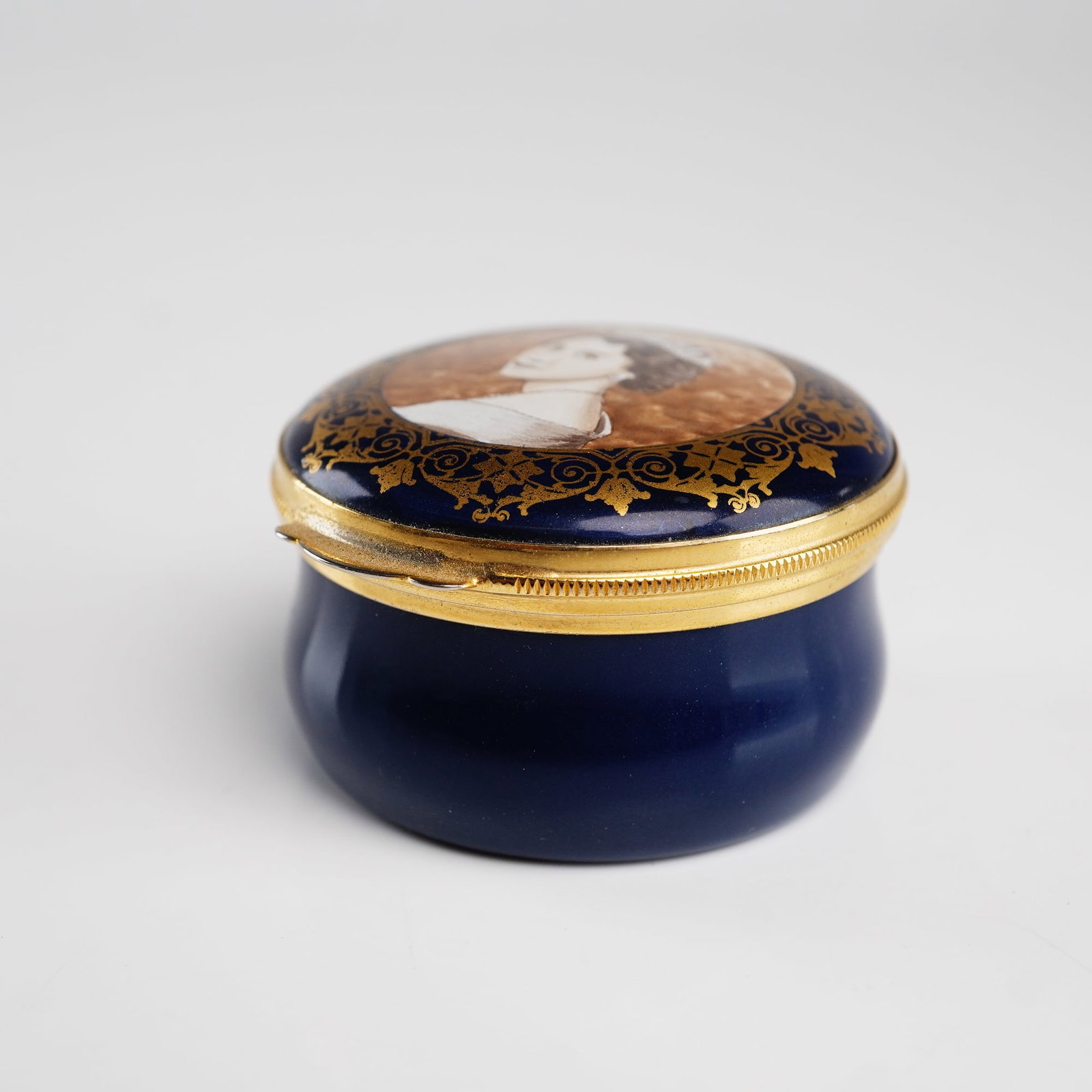 Crummles Handpainted English Enamel Treasure Box, Queen Elizabeth II Jubilee (1 of 5)