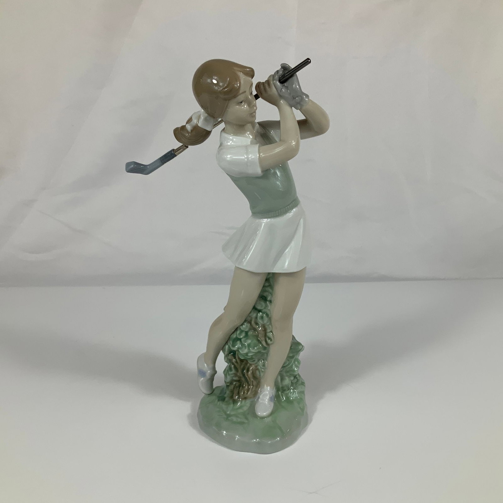 Nao by Lladro Porcelain Figurine, Girl Golfer 0450 (1 of 3)