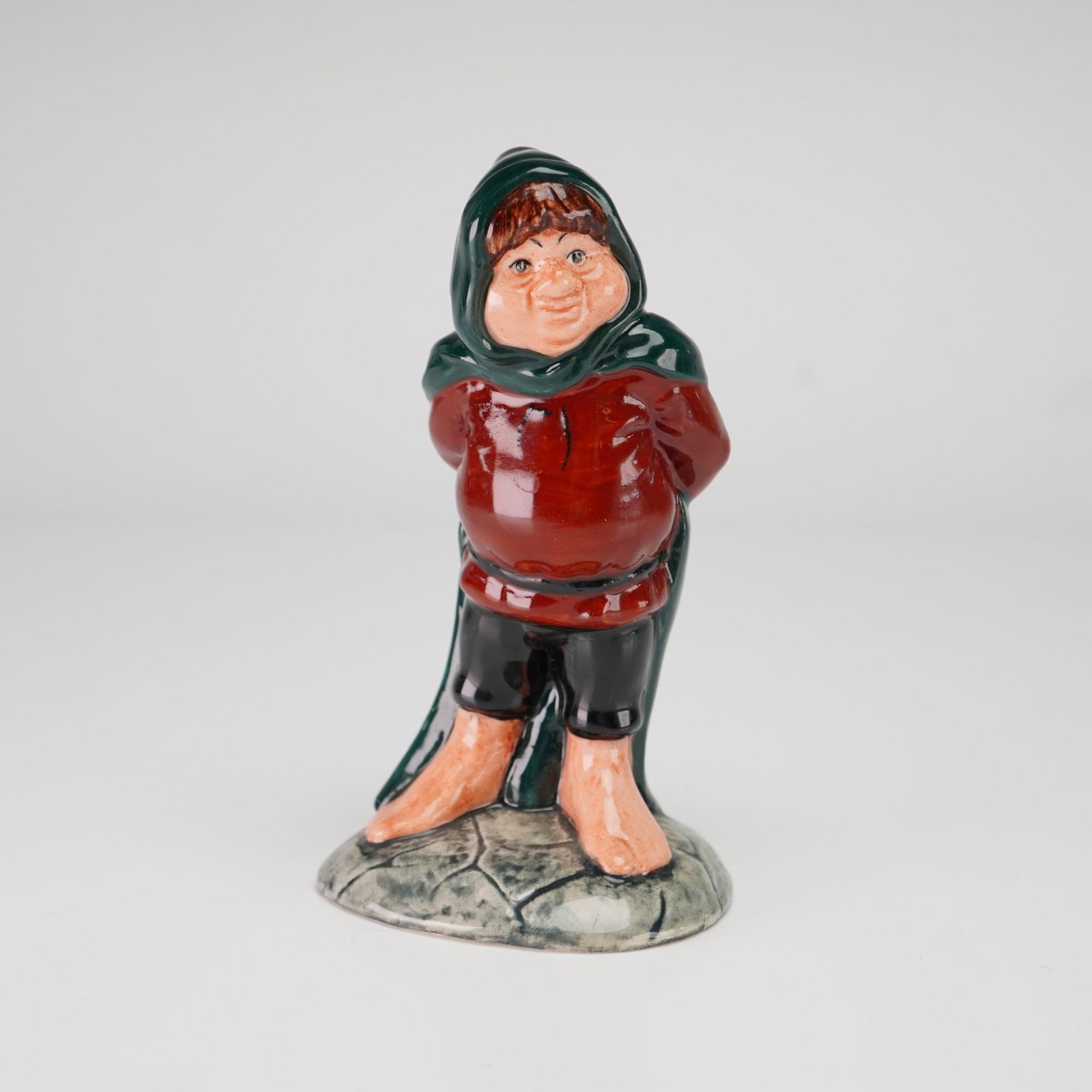 Royal Doulton Middle Earth Samwise Figurine HN 2925: This is a Royal Doulton glazed ceramic figurine of the character Samwise from the Middle Earth series, based on the works of J.R.R. Tolkien. The figurine is modeled in a standing pose with hands clasp