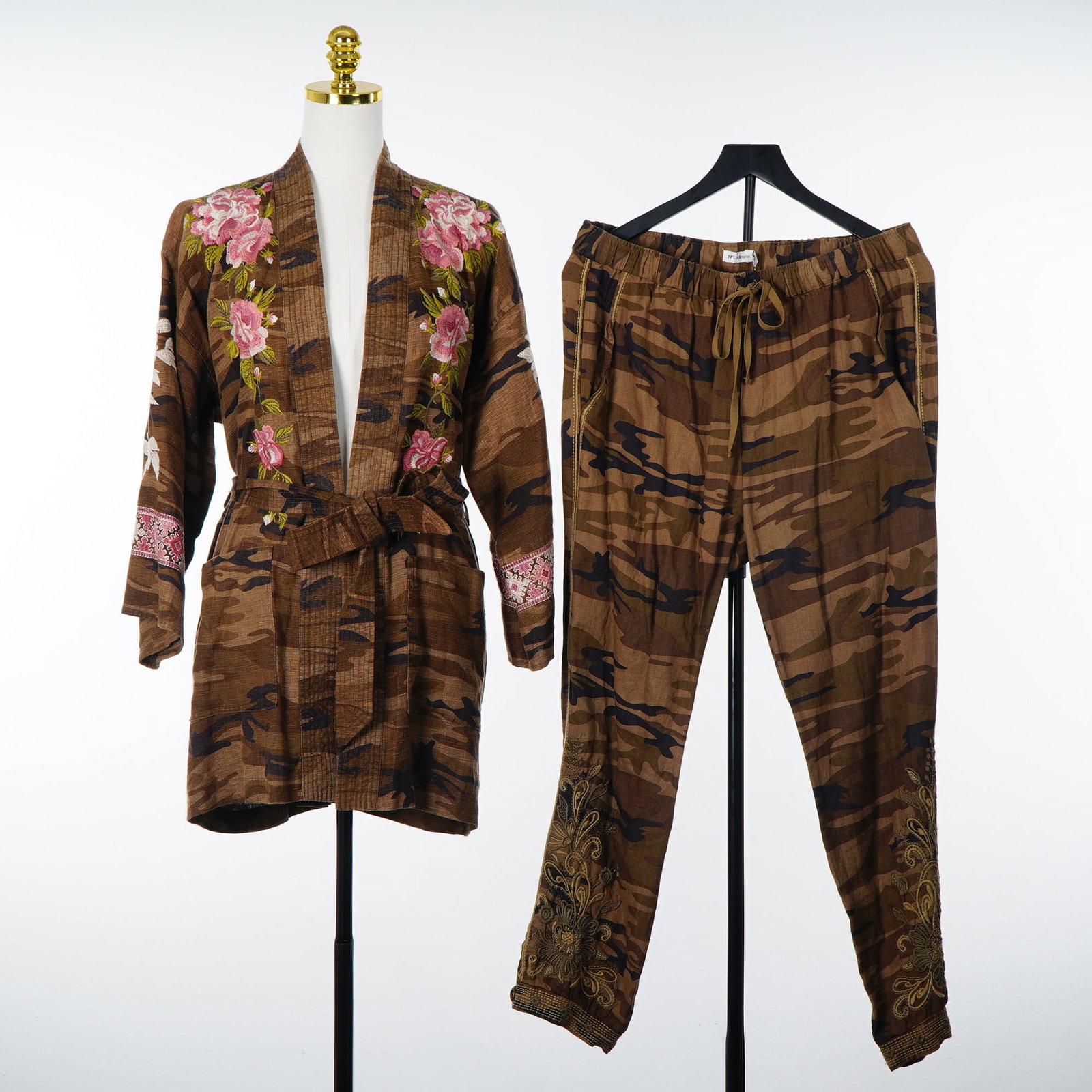 A Johnny Was Floral Camo Embroidered Yuki Kimono and Jewel Jogger Pant Two Piece Ensemble: A two-piece designer ensemble by Johnny Was consisting of the Yuki Trapunto Linen Kimono and the matching Jewel Jogger Pant. Both garments are crafted from linen fabric featuring a utilitarian camoufl
