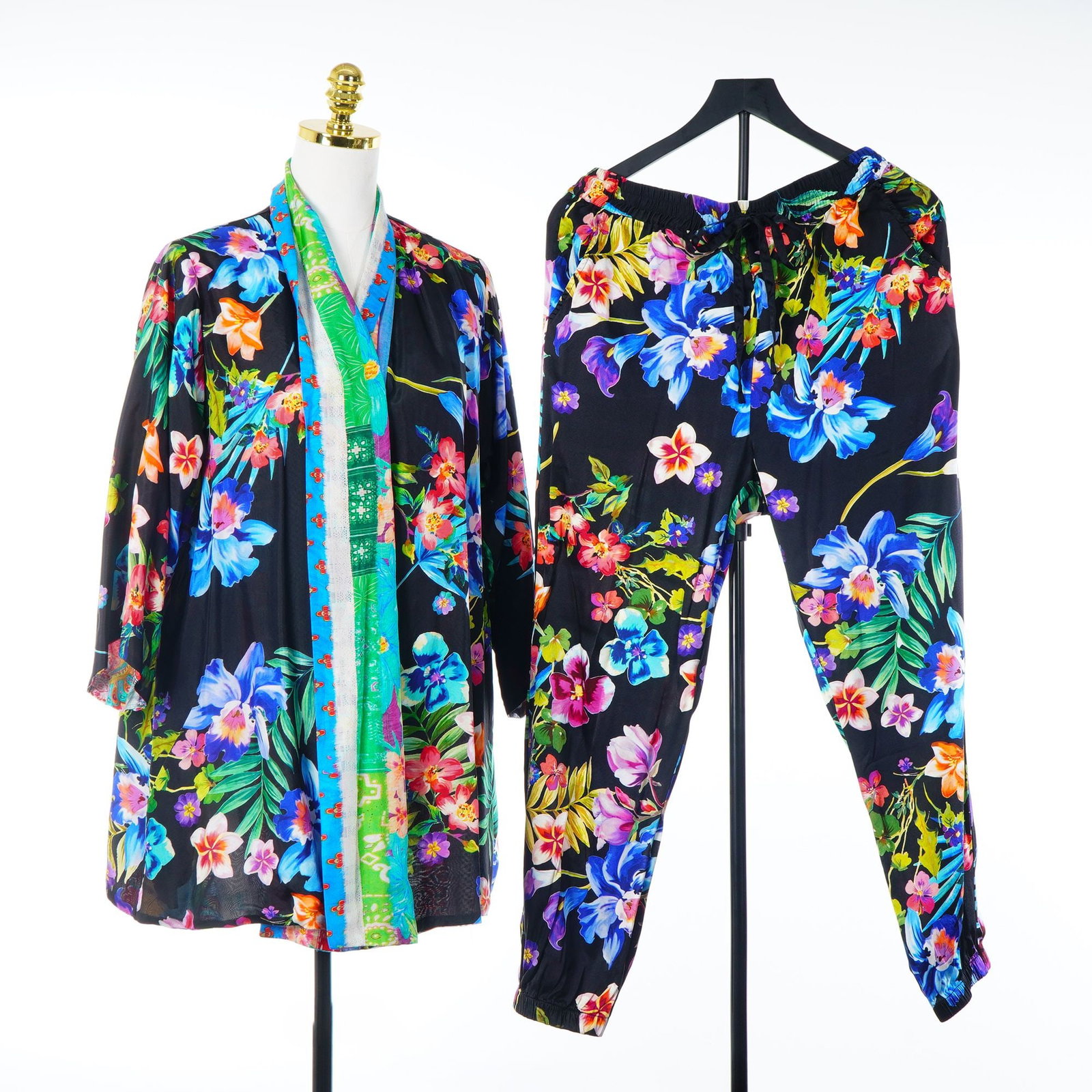 Johnny Was Friendship Anastasia Kimono and Aruba Genvieve Jogger Two Piece Ensemble (1 of 4)